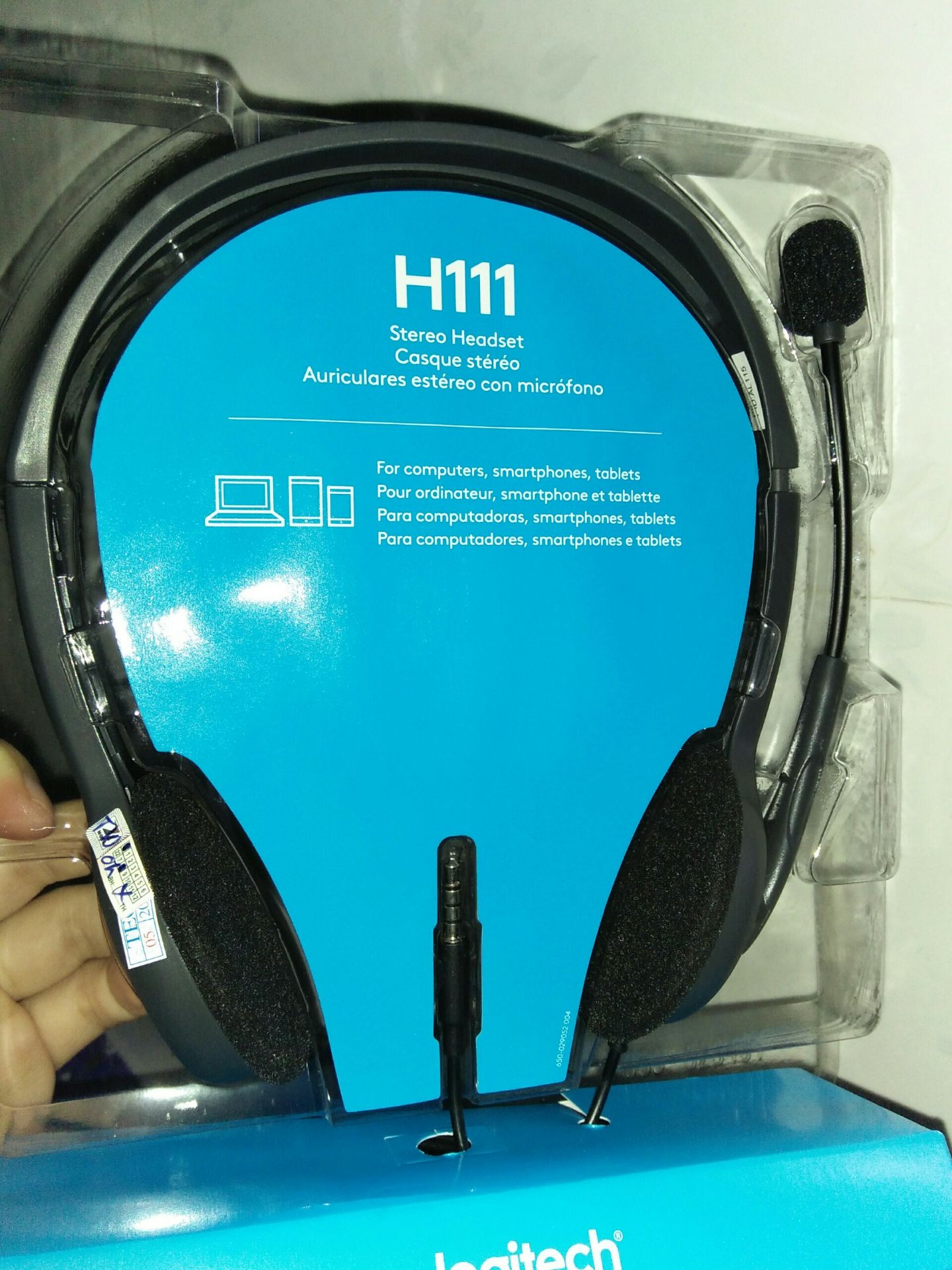 Giao hàng mùa giãn cách cần nhiều kiên nhẫn, cũng may là đến trước khi mình còn khóa học online, mục đích chủ yếu có nhiêu thôi.
Hàng đẹp, âm thanh hay, trầm ấm.
Hy vọng xài bền vì giá cũng không rẻ. 
Hình như có dấu hiệu bị cắt keo dán để kiểm tra trước khi giao hay sao ak? (Ảnh cuối)