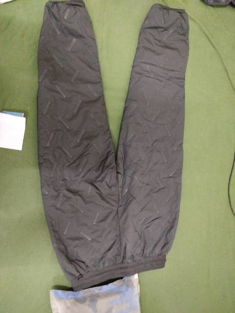 Chất liệu tốt, kiểu dáng và kích cỡ khá ổn. Tuy nhiên mình mua cỡ 4XL là cỡ to nhất mà cũng chỉ vừa với mình (1m64-80kg) nếu gặp người béo hơn thì quần này sẽ chật. Cá nhân mình mặc thì thấy đũng quần hơi thấp, nên việc dạng chân khi ngồi ăn cơm hay leo lên yên sau xe máy sẽ bị ảnh hưởng, dễ rách. Phù hợp với nữ giới hơn nam giới vì phom quần nhỏ