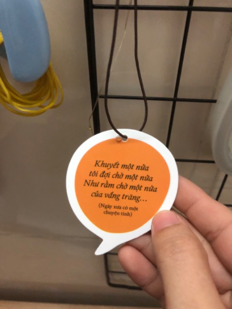 truyện nguyên seal bao đẹp bao hay luôn trời ơi, tui kết cái câu trong cái thẻ treo mới mua đó, thiết kế bao đẹp, tôi thấy đẹp hơn bản bìa cứng nữa. Truyện của bác đọc lúc đi học nhiều rồi mà giờ mới mua cuốn đầu tiên luôn 🥹 truyện nguyên seal bao đẹp bao hay luôn trời ơi, tui kết cái câu trong cái thẻ treo mới mua đó, thiết kế bao đẹp, tôi thấy đẹp hơn bản bìa cứng nữa. Truyện của bác đọc lúc đi học nhiều rồi mà giờ mới mua cuốn đầu tiên luôn 🥹