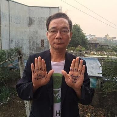 Donate Now




202202asia_vietnam_travelban_illustration
February 17, 2022
“Nhốt chúng tôi ở trong nhà”
Hạn chế tự do đi lại của các nhà hoạt động nhân quyền ở Việt Nam

Available In
English
Tiếng Việt
Ảnh minh họa các nhà hoạt động người Việt bị nhốt. Từ trên, bên trái, theo chiều kim đồng hồ: (1) Phạm Chí Thành, (2) Phạm Đoan Trang, (3) Phạm Chí Dũng, (4) Nguyễn Thúy Hạnh, (5) Phạm Văn Điệp, và (6 )Nguyễn Tường Thụy. © 2022 Aimee Stevens for Human Rights Watch

Video
Tóm Tắt
Vào tháng Giêng năm 2021, giữa kỳ Đại hội Đảng Cộng sản Việt Nam lần thứ 13 tại Hà Nội, các lực lượng an ninh Việt Nam đã canh, nhốt nhiều nhà hoạt động tại gia trong suốt 10 ngày. Các vụ kiềm tỏa đó rất tùy tiện nhưng không phải là biệt lệ; từ lâu rồi, nhà cầm quyền Việt Nam đã dùng cách câu lưu ngoài pháp luật như một thứ công cụ để đối phó với những người bất đồng chính kiến trong các sự kiện chính trị lớn. Trong số các nhà hoạt động bị quản thúc tại gia có bà Nguyễn Thúy Hạnh và chồng bà, ông Huỳnh Ngọc Chênh. Bà Nguyễn Thúy Hạnh viết:

Đã điều bao nhiêu quân đội về Hà Nội để bảo vệ đại hội đảng, mà nhà cầm quyền vẫn chưa yên tâm, thản nhiên tước quyền đi lại của những công dân không phạm pháp chúng tôi bằng việc dùng công an nhốt chúng tôi ở trong nhà suốt kỳ đại hội. Luật nào cho phép nhà cầm quyền làm như vậy đối với chúng tôi.
 

Read a text description of this video
Hành vi tùy tiện cản trở quyền tự do đi lại cũng được chính quyền áp dụng để cấm các nhà hoạt động xuất cảnh. Tháng Chín năm 2018, ông Nguyễn Quang A chuẩn bị đi sang Australia dự một cuộc họp. Trước chuyến đi, ông có uống cà phê với một học giả người Úc trên đường Điện Biên Phủ ở Hà Nội. Khi ông rời quán để đón xe taxi ra sân bay, một số người mặc thường phục tiến đến, cưỡng chế ông lên một chiếc xe và đưa ông tới một đồn công an gần sân bay Nội Bài. Ông bị công an thẩm vấn về chuyến đi dự kiến vào tháng sau của ông tới Brussels, nơi ông được mời ra điều trần trước Quốc Hội Châu Âu về Hiệp định Thương mại Tự do giữa Liên minh Châu Âu và Việt Nam. Công an câu lưu ông vừa đủ lâu để ông bị lỡ chuyến bay đi Australia. Ông Nguyễn Quang A nói:

… trong Bộ Công an có 1 số người, 1 số bộ phận họ lạm dụng quyền hết sức là vô lối. Họ được đào tạo và thấm nhuần tư tưởng là họ có quyền và đối xử với các công dân khác như tội phạm.
Bản phúc trình này lập hồ sơ về các vi phạm thường xuyên của chính quyền Việt Nam đối với quyền tự do đi lại và các quyền cơ bản khác với việc buộc các nhà hoạt động, những người bất đồng chính kiến, người bảo vệ nhân quyền và nhiều người khác phải chịu quản thúc tại gia vô thời hạn, sách nhiễu và các hình thức câu lưu khác – thậm chí câu lưu họ chỉ vừa đủ lâu để không kịp tham dự các buổi biểu tình, phiên tòa hay cuộc gặp với các nhà ngoại giao hay tổng thống Mỹ, và nhiều sự kiện khác nữa. Phúc trình này cũng ghi nhận những trường hợp nhà cầm quyền ngăn cản những người phê phán chính phủ đi lại trong nước hay xuất cảnh đi nước ngoài, trong đó có các vụ chặn giữ tại sân bay hoặc cửa khẩu, và từ chối cấp hộ chiếu hay các giấy tờ khác theo quy định để họ đủ điều kiện xuất cảnh hoặc trở về Việt Nam.

Các hành vi vi phạm thường xuyên nói trên đối với quyền tự do đi lại ở Việt Nam hay bị bỏ qua trong các hồ sơ nhân quyền thông thường, mà theo thông lệ luôn tập trung vào các vấn đề nghiêm trọng hơn như việc kết án và bỏ tù nhiều năm các nhà bất đồng chính kiến, các vi phạm quyền đất đai hay quyền của người lao động, và việc đàn áp các quyền tự do cơ bản của nhà nước Việt Nam độc đảng.

Như sẽ được nêu chi tiết dưới đây, Tổ chức Theo dõi Nhân quyền đã lập hồ sơ nhiều vụ vi phạm quyền tự do đi lại từ năm 2004 và xác định được hơn 170 người bị cấm xuất cảnh. Con số thực tế hiển nhiên cao hơn rất nhiều: thông tin còn thiếu hụt do chế độ kiểm duyệt ngặt nghèo ở Việt Nam và do nhiều nạn nhân sợ rằng nếu công bố vụ việc của họ một cách công khai sẽ dẫn tới việc chính quyền trả thù họ bằng các hành vi hình sự hay các hình thức khác. Hơn nữa, nạn nhân của các vụ việc vi phạm nêu trong phúc trình này không chỉ giới hạn ở những nhà hoạt động nhân quyền và dân chủ được nêu tên; một số lần, chính quyền nhằm cả vào những người thân của họ trong gia đình qua việc quản thúc tại gia hay cấm xuất cảnh như một hình thức trừng phạt tập thể.

Chúng tôi cũng đề cao nỗ lực của các nhà hoạt động dũng cảm khi thách thức cơ sở pháp lý đối với các việc làm của chính quyền và bộc lộ mức độ khó khăn, hay thậm chí bất khả thi, của việc đòi công bằng pháp lý qua các tòa án do Đảng Cộng sản kiểm soát ở Việt Nam.

Nhốt tại nhà
Nhà cầm quyền Việt Nam sử dụng một loạt chiến thuật để thực hiện việc nhốt tại nhà:

· cử các nhân viên an ninh mặc thường phục đóng chốt ngoài tư gia;

· dùng ổ khóa bên ngoài để khóa trái người bên trong nhà;

· dựng chốt chặn và các chướng ngại vật hay rào chắn để ngăn cản người bên trong không ra ngoài được và những người bên ngoài không vào được;

· huy động côn đồ địa phương đe dọa người dân ở nguyên trong nhà;

· đổ các chất kết dính mạnh— như keo đa năng —vào các ổ khóa.

Phương pháp phổ biến nhất để nhốt tại nhà hiện nay là bố trí vài người mặc thường phục bên ngoài căn nhà của “đối tượng.” Nếu người trong nhà cố tìm cách rời nhà, như trường hợp của ông bà Nguyễn Thúy Hạnh và Huỳnh Ngọc Chênh nêu trên, những người này sẵn sàng dùng vũ lực chặn đường họ. Những người bị quản thúc theo cách này sau cùng cũng phải bỏ cuộc và trở vào nhà.

Cách thức đó phổ biến đến nỗi các nhà hoạt động và blogger đã vận dụng một số thành ngữ dân gian để ám chỉ tình trạng quản thúc tại gia. Trong số đó có từ bánh canh, một món ăn miền Nam: bánh là từ tiếng Việt chỉ bánh kẹo hay một loại mì sợi làm từ bột, còn canh thường có nghĩa là nước dùng hay động từ canh gác. Thế là các nhà hoạt động đăng vui trên Facebook là họ đang ăn bánh canh – theo nghĩa đen là món mì gác – để nói rằng các nhân viên an ninh đang ở bên ngoài nhà họ, cản trở họ không được rời nhà.

Một hình thức tiếu lâm khác nữa là câu thành ngữ phổ biến, đến hẹn lại lên (nguyên là tiêu đề một bộ phim miền Bắc Việt Nam năm 1974) sau đó được dùng trong ngôn ngữ hàng ngày để chỉ những việc diễn ra theo định kỳ. Thành ngữ đó được biến thành đến hẹn lại canh, để chỉ trong khi một sự kiện quan trọng đang diễn ra thì các nhà hoạt động bị giám sát. Một thuật ngữ khác, dạt vòm (tiếng lóng chỉ những người có nhà nhưng đi ngủ lang thang nơi khác) đôi khi được dùng để diễn tả cảnh các nhà hoạt động chủ ý rời khỏi nhà mình đến ở một nơi không rõ để tránh bị quản thúc tại gia trước một sự kiện quan trọng nào đó.

Quản thúc tại gia thường trùng hợp với các sự kiện chủ chốt hay các ngày quan trọng theo lịch nhà nước, trong đó có các ngày lễ quốc gia và tôn giáo hay các sự kiện chính trị quan trọng ở tầm quốc gia như đại hội Đảng Cộng sản, các kỳ bầu cử dàn dựng cấp quốc gia, các hội nghị, kỳ họp thượng đỉnh quốc tế hay các phiên tòa chính trị xử các nhà bất đồng chính kiến quan trọng.

Những ngày đặc biệt nhạy cảm bao gồm ngày 30 tháng Tư (kỷ niệm kết thúc cuộc chiến tranh ***); ngày 26 tháng Sáu (Ngày Quốc tế Ủng hộ Nạn nhân Bị Tra tấn của Liên Hiệp Quốc); ngày mồng 2 tháng Chín (Quốc khánh Việt Nam); và ngày mồng 10 tháng Mười hai (Ngày Quốc tế Nhân quyền); và bất cứ ngày nào các nhà hoạt động quyết định tụ họp chính thức hay không chính thức để kỷ niệm một sự kiện quan trọng như ngày trao giải hàng năm của nhóm văn chương độc lập Văn Việt, ngày thành lập Hội Nhà báo Độc lập; hay ngày thành lập Phong trào Con đường Việt Nam.

Những ngày khác cũng bị chính quyền coi là nhạy cảm bao gồm những ngày trước và trong khi diễn ra đối thoại nhân quyền giữa Việt Nam với Hoa Kỳ, Liên minh Châu Âu, hay Australia; trước và trong các chuyến thăm Việt Nam của các Tổng thống Hoa Kỳ, như Bill Clinton năm 2000, Barack Obama năm 2016, và Donald Trump vào tháng Mười một năm 2017 (APEC) và tháng Hai năm 2019 (Cuộc gặp Thượng đỉnh Trump-Kim), hay các nguyên thủ quốc gia khác; và trước và trong các chuyến thăm của quan chức ngoại giao về các vấn đề liên quan tới nhân quyền như của đặc sứ Liên Hiệp Quốc về tự do tôn giáo và tín ngưỡng, hay của đại sứ lưu động Hoa Kỳ về tự do tôn giáo.

Do lịch sử ngoại giao lâu dài và phức tạp giữa Việt Nam với người láng giềng khổng lồ Trung Quốc, và mối quan hệ bất tường minh giữa hai chính quyền, nhiều nhà hoạt động Việt Nam cũng là những người biểu tình cuồng nhiệt phản đối Trung Quốc. Nhiều ngày “nhạy cảm” trong năm, là thời điểm các nhà hoạt động bị quản thúc tại gia, có liên quan đến Trung Quốc, như:

Ngày 19 tháng Giêng (kỷ niệm trận chiến Hoàng Sa năm 1974 giữa hải quân Việt Nam Cộng Hòa (Nam Việt Nam) với Trung Quốc);
Ngày 17 tháng Hai (kỷ niệm chiến tranh biên giới Việt-Trung năm 1979);
Ngày 14 tháng Ba (kỷ niệm trận chiến đảo Gạc Ma giữa Việt Nam và Trung Quốc năm 1988); và
Ngày mồng 1 tháng Mười (Quốc khánh Trung Quốc).
Các tín đồ Hòa Hảo không chấp nhận gia nhập các giáo hội do nhà nước kiểm soát thường bị quản thúc tại gia ít nhất ba lần trong một năm: ngày thành lập đạo, ngày kỷ niệm sinh nhật và ngày giỗ Giáo chủ Huỳnh Phú Sổ.

Trong vài năm gần đây, có vài ngày nhạy cảm mới đã được bổ sung vào lịch. Quản thúc tại gia thường diễn ra vào các kỳ cuối tuần sau các cuộc biểu tình đông người, như sau khi Nhà máy Thép Formosa xả độc dẫn tới khủng hoảng môi trường diện rộng dọc bờ biển miền Trung Việt Nam năm 2016, hay sau các cuộc biểu tình đông người phản đối dự luật đặc khu kinh tế và luật an ninh mạng năm 2018.

Trong hầu hết các vụ quản thúc, các nhà hoạt động có thể đoán được lý do chính quyền quản thúc họ tại gia. Nhưng vẫn có những lần không rõ lý do vì sao. Tháng Ba năm 2019, ông Nguyễn Quang A viết: “Vẫn Đ. biết hôm nay là ngày gì!” thể hiện sự bức xúc vì không hiểu lý do mình bị quản thúc vào đúng ngày hôm đó.

Đón lõng trên đường đi dự sự kiện
Chính quyền thường cản trở các nhà hoạt động tham dự các cuộc gặp mặt hay các sự kiện bị chính quyền coi là nhạy cảm về chính trị, bằng cách tiến hành bắt giữ, câu lưu hay kiềm tỏa một cách tùy tiện cho đến khi sự kiện đã qua đi hoặc họ không thể tới dự được nữa. Thường thì công an hay côn đồ dùng vũ lực buộc người đó lên một chiếc xe hơi và chở đi lòng vòng hay nhốt vào một đồn công an trong thời gian đủ lâu theo ý chính quyền.

Tháng Năm năm 2019, blogger nổi tiếng Nguyễn Hữu Vinh, bút danh Anh Ba Sàm, đã thi hành xong án tù năm năm và được thả. Để ngăn chặn các nhà hoạt động thân hữu đi đón anh về nhà, chính quyền đã quản thúc nhiều nhà hoạt động tại gia. Một trong số đó là Võ Văn Tạo, ông kể lại rằng vào buổi tối ngày mồng 4 tháng Năm, nhiều người mặc thường phục ép ông lên một chiếc xe máy, đưa ông tới đồn công an và tịch thu điện thoại di động cùng chứng minh thư của ông. Võ Văn Tạo kể lại các nhân viên an ninh đã tuyên bố với ông rằng họ “muốn ngăn cản mọi người đến chúc mừng anh Ba Sàm khi anh ra tù, trở về nhà vào ngày 5/5.”

Vấn nạn này đạt đến tầm quốc tế trong chuyến thăm Việt Nam của nguyên Tổng thống Barack Obama vào tháng Năm năm 2016. Để thể hiện sự ủng hộ của mình với nỗ lực của các nhà hoạt động, Tổng thống Obama lên kế hoạch gặp gỡ với đại diện các nhóm xã hội dân sự của Việt Nam. Đài BBC tiếng Việt đưa tin rằng chỉ có 6 trong số 15 người được mời đã tới dự cuộc gặp. Những người khác, trong đó có luật sư Hà Huy Sơn, bị an ninh ngăn cản không tới được. “Họ nói tôi có thể đi đâu cũng được nhưng không được tới sứ quán. Và họ vẫn theo dõi tôi,” ông Sơn nói tại thời điểm đó.

Đại sứ quán Hoa Kỳ cũng mời bà Phạm Đoan Trang tới gặp Tổng thống Obama. Trong lúc đó, bà Trang đang phải chữa bệnh ở Thành phố Hồ Chí Minh để điều trị chấn thương do lực lượng an ninh gây ra khi dùng vũ lực giải tán một cuộc biểu tình ủng hộ môi trường ở Hà Nội vào tháng Tư năm 2015. Bà sợ rằng nếu bay từ Thành phố Hồ Chí Minh ra Hà Nội sẽ bị công an chặn, nên quyết định đi bằng xe hơi. Hai nhà hoạt động thân hữu là Trần Thu Nguyệt và Vũ Huy Hoàng cùng đi với bà. Ngày 23 tháng Năm, nhân viên an ninh chặn xe và câu lưu ba người ở Ninh Bình, cách Hà Nội khoảng 100 cây số về hướng Nam. Họ được thả ra vào buổi chiều ngày hôm sau, khi ông Obama đang trên đường rời Hà Nội.

Dù các nhân viên an ninh đóng chốt bên ngoài nhà ông Nguyễn Quang A ở Hà Nội từ ngày 23 tháng Năm, sáng sớm ngày 24 tháng Năm ông vẫn cố rời nhà để đi gặp Obama, cùng đi có vợ, con trai ông và một nhà hoạt động nữa. Khi họ tới một ngã tư gần đó, một nhóm người chặn họ lại hỏi đi đâu. Ông Nguyễn Quang A hỏi họ là ai và đòi xem giấy tờ, nhưng những người này chỉ gạt vợ ông sang bên và đẩy ông vào một chiếc xe hơi rồi chở đi lòng vòng để “giết thời gian.” Khi họ thả ông xuống, tổng thống Obama đã lên đường đi Thành phố Hồ Chí Minh.

Ở Thành phố Hồ Chí Minh, ông Obama cũng gặp các thành viên của Sáng kiến Thủ lĩnh Trẻ Đông Nam Á (YSEALI). Nhà hoạt động sinh viên Trần Hoàng Phúc là một khách được mời. Anh mang theo tài liệu liên quan tới thảm họa môi trường của Nhà máy Thép Formosa. Khi anh đang đợi để vào phòng họp, các nhân viên an ninh tới và đưa anh tới một đồn công an gần đó để thẩm vấn. An ninh cũng câu lưu một người đứng ngoài, là nhà hoạt động Nguyễn Nữ Phương Dung bạn anh, người đã trốn khỏi nhà mấy ngày trước để tránh bị quản thúc tại gia trong chuyến thăm của ông Obama.

Cựu tù nhân chính trị Phạm Bá Hải cũng rời nhà trước khi ông Obama tới Thành phố Hồ Chí Minh và đến ở một khách sạn để tránh bị quản thúc tại gia. Thế mà vào lúc 2 giờ sáng ngày 24 tháng Năm, công an tới khách sạn đó và buộc ông về nhà. Họ nhốt ông trong nhà cho đến khi Obama rời Việt Nam.

Trong một số trường hợp, các nhân viên an ninh sử dụng các biện pháp cực đoan hơn, như câu lưu các nhà hoạt động và áp giải họ về quê nhà trên tàu hỏa hoặc máy bay.

Tháng Sáu năm 2011, blogger Nguyễn Ngọc Như Quỳnh (bút danh Mẹ Nấm) đang tới thăm bạn bè ở Thành phố Hồ Chí Minh. Công an câu lưu bà một ngày rồi đưa bà lên tàu về nhà ở Nha Trang để bà không thể tham gia cuộc biểu tình chống Trung Quốc ở Thành phố Hồ Chí Minh được. Tháng Năm năm 2016, hai ngày trước cuộc bầu cử toàn quốc, các nhân viên an ninh câu lưu nhà hoạt động Nguyễn Viết Dũng đang đi thăm các nhà hoạt động bè bạn ở Thành phố Hồ Chí Minh, và áp giải ông ra sân bay. Sau khi hạ cánh ở Vinh, quê ông, ông bị hành hung thân thể trước khi được phóng thích. Tháng Sáu năm 2018, nhà hoạt động Phạm Lê Vượng Các bay từ Thành phố Hồ Chí Minh ra Hà Nội để dự một cuộc thi cho lớp luật. Công an chặn ông khi vừa tới sân bay Nội Bài và buộc ông trở lại Thành phố Hồ Chí Minh để ông không thể tham dự cuộc biểu tình ở Hà Nội cuối tuần đó.

Cản trở Xuất Nhập Cảnh
Chính quyền Việt Nam cũng thường vi phạm quyền tự do đi lại khi cản trở công dân xuất hoặc nhập cảnh Việt Nam, đặc biệt là ở hai sân bay quốc tế lớn nhất và sáu cửa khẩu quan trọng nhất trong nước. Trong nhiều vụ việc, công an chặn hành khách ở sân bay hay quầy xuất nhập cảnh đường bộ, đưa họ vào một căn phòng khác, và tuyên bố rằng họ không được phép rời Việt Nam. Trong một số trường hợp, công an chặn giữ ngay trong lúc người đó đang chuẩn bị lên máy bay. Tháng Mười năm 2006, Lê Thị Công Nhân đã qua quầy xuất nhập cảnh và cửa kiểm tra an ninh ở sân bay trên đường đi dự một hội thảo về quyền của người lao động ở Warsaw thì công an tới ngăn không cho cô lên máy bay.

Công an ngăn cấm người dân Việt Nam đi ra nước ngoài với nhiều mục đích, trong đó có việc tham gia vận động cho nhân quyền.

Tháng Mười một năm 2019, công an sân bay Nội Bài cản trở linh mục Nguyễn Đình Thục không được xuất cảnh đi Nhật để đón Đức Giáo hoàng Francis trong chuyến đi thăm Châu Á. Công an cho những người còn lại trong đoàn, là 12 linh mục và 2 người dân thường được xuất cảnh. Linh mục Nguyễn Đình Thục kể rằng công an tuyên bố ông bị cấm xuất cảnh theo lệnh của chính quyền địa phương để “bảo vệ an ninh quốc gia và trật tự an toàn xã hội.”

Tháng Mười hai năm 2015, công an sân bay Nội Bài cấm các blogger Nguyễn Tường Thụy và Phạm Chí Thành xuất cảnh đi Băng Cốc. Ông Nguyễn Tường Thụy định tham gia một chuyến đi sang Myanmar cùng với các nhà hoạt động khác để kỷ niệm Ngày Nhân Quyền Quốc tế và tìm hiểu về cách vận động cho một cuộc bầu cử tự do và công bằng. Tháng Hai năm 2014, Ts. Phạm Chí Dũng bị chặn ở sân bay Tân Sơn Nhất tại Thành phố Hồ Chí Minh và bị cấm xuất cảnh để đi Geneva. Ông định tham gia một sự kiện về nhân quyền trong đợt Đánh giá Định kỳ Toàn cầu của Việt Nam trước Liên Hiệp Quốc. Công an nói với ông rằng lệnh cấm là theo yêu cầu của công an Thành phố Hồ Chí Minh và tịch thu hộ chiếu của ông. Ông đã gửi đơn khiếu nại lên các lãnh đạo cấp nhà nước, nhưng không hề nhận được hồi âm.

Nhà cầm quyền Việt Nam tỏ ra nhạy cảm với khả năng các nhà hoạt động gặp gỡ các quan chức nước ngoài hay những người bất đồng chính kiến đang lưu vong đến nỗi cấm luôn họ xuất cảnh trong những chuyến đi với mục đích cá nhân, như đi du lịch hay tháp tùng người thân đi nước ngoài chữa bệnh.

Tháng Sáu năm 2019, công an sân bay Nội Bài cấm nhà hoạt động vì môi trường Cao Vĩnh Thịnh xuất cảnh trong một chuyến du lịch đi Thái Lan. Công an nói với cô rằng lệnh cấm là theo yêu cầu của Phòng 7 Cục An ninh Nội địa. Tháng Giêng năm 2017, một cựu tù nhân chính trị, cô Phạm Thanh Nghiên, bị ngăn không cho đi cùng với cha mình trong một chuyến ông đi Thái Lan để chữa bệnh. Tháng Mười hai năm 2017, linh mục Lưu Ngọc Quỳnh bị ngăn không cho lên chuyến bay từ Nội Bài sang Pháp để dự một sự kiện tôn giáo cá nhân. Công an nói với ông rằng lệnh cấm nhằm mục đích “bảo vệ an ninh quốc gia và trật tự an toàn xã hội.”

Ngày 25 tháng Năm năm 2019, các nhà hoạt động và blogger ra một bản “Tuyên bố chung của những người bị xâm phạm quyền tự do đi lại.” Theo đài BBC tiếng Việt, tính đến ngày 27 tháng Năm, có 100 người đã ký tên vào bản tuyên bố.

Chính quyền đã áp dụng chính sách trừng phạt tập thể, áp đặt lệnh cấm xuất cảnh với cả người thân của các nhà hoạt động nhân quyền, các nhà vận động tự do tôn giáo, cựu tù nhân chính trị, blogger và nhà báo độc lập. Vợ ông Nguyễn Bắc Truyển, bà Bùi Thị Kim Phượng bị cấm xuất cảnh vào tháng Năm năm 2019, vợ ông Nguyễn Văn Đài, bà Vũ Minh Khánh vào tháng Tư năm 2017, chị gái của Đỗ Thị Minh Hạnh, Đỗ Ngọc Xuân Trầm vào tháng Sáu năm 2017, và con trai ông Nguyễn Tường Thụy, là Nguyễn Tường Trọng vào tháng Năm năm 2015.

Chính quyền không công bố danh sách cấm xuất nhập cảnh hay chủ động thông báo cho những người có tên trong danh sách. Các nhà hoạt động và blogger có thể nghi ngờ mình bị xếp vào trong danh sách cấm, nhưng không ai biết chắc được cho đến khi công an chặn họ ở sân bay hay cửa khẩu và cấm xuất cảnh. Trong một số trường hợp, người trong cuộc biết được mình bị ở trong danh sách cấm khi xin gia hạn hay xin cấp hộ chiếu mới, như trường hợp của ông Huỳnh Công Thuận vào tháng Năm năm 2012, bà Trần Thị Nga vào tháng Sáu năm 2015, ông Lê Công Định vào tháng Tám năm 2018 và tháng Mười hai năm 2019. Những người khác, trong đó có blogger Bùi Thanh Hiếu (bút danh Người buôn gió), nhà thơ Bùi Minh Quốc, và nhà hoạt động Nguyễn Trang Nhung, đã mất tiền mua vé và các chi phí khác liên quan đến chuyến đi rồi mới biết bị cấm xuất cảnh vào phút cuối cùng.

Chính quyền đã cấm một số nhà hoạt động không được tiếp tục xuất cảnh như một hình thức trừng phạt về các hoạt động của họ khi ở nước ngoài. Phạm Đoan Trang chỉ được biết là mình có tên trong danh sách cấm xuất cảnh sau khi từ Mỹ về Việt Nam vào tháng Giêng năm 2015. Tương tự, khi Bùi Quang Minh trở về từ Philippines vào tháng Bảy năm 2015, công an tịch thu hộ chiếu của ông tại sân bay Tân Sơn Nhất và đưa cho ông một bản sao “Biên bản v/v Phát hiện người chưa được xuất cảnh nay nhập cảnh.” Trong số những người khác cũng bị công an thẩm vấn và tịch thu hộ chiếu khi về Việt Nam có thể kể đến Trương Thị Hà vào tháng Ba năm 2020, Đinh Thị Phương Thảo vào tháng Mười một năm 2019 và Nguyễn Thị Kim Thanh vào tháng Hai năm 2019.

Các cơ quan chính quyền thực hiện chính sách nói trên hầu như không bao giờ đưa ra lời giải thích về lệnh cấm hay cung cấp văn bản pháp lý làm cơ sở. Kết quả là các nạn nhân bị cấm đi lại hiếm khi nào biết chắc được vì sao họ lại bị cấm hay lệnh cấm sẽ có thời hạn trong bao lâu. Tại các sân bay và cửa