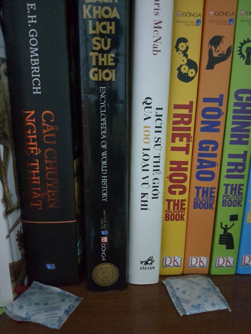 Giao hàng nhanh, giá cả hợp lý, rất nhiều túi hút ẩm, dùng bỏ tủ quần áo, tủ sách, thùng đồ lưu trữ, tài liệu... mà chỉ hết 1/3 túi.