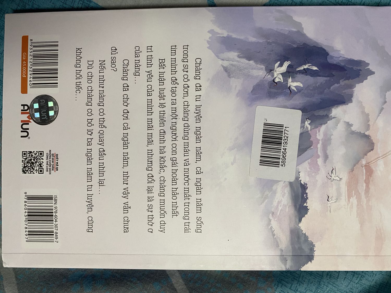 quyển này đọc nhẹ nhàng dễ thương lắm luôn, đọc từ 2017 xong làm mất mà yêu quá nên phải mua lại