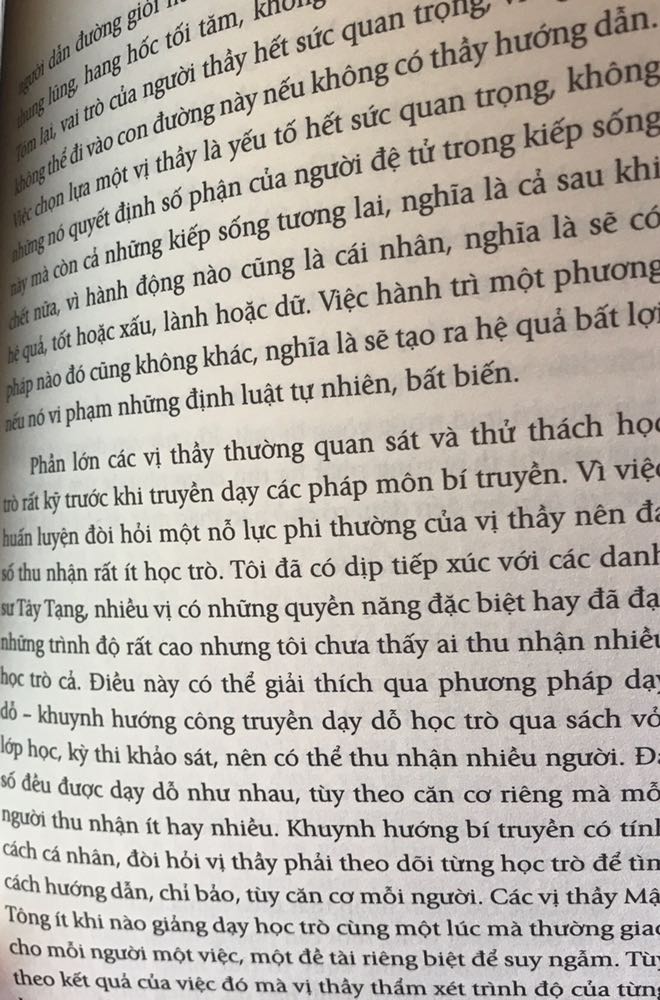 Sách rất hay. Đọc cuốn Đường xa nắng mới của Ng Tường Bách xong đến cuốn này rất hợp. Văn phong khoa học, mạch lạc. Nhiều ng cứ nói NP phóng tác nên không đáng tin. Còn mình thì thấy rằng đọc sách Tâm linh cần phải tác tư tưởng khoa học ra hoặc tự trải nghiệm đi sâu vào tìm hiểu bản thân mình trước. Chứ đừng ôm vào đọc như nhồi kiến thức. Vì chẳng có kiến thức Tâm linh nào cần phải nhồi vào đầu cả. Điều thích ở cách tác giả phóng tác là làm cho nội dung được liền mạch, dễ tiếp thu, dễ hiểu như ngụ ngôn. Ngôn ngữ mạch lạc, dùng từ chuẩn xác, khéo và đủ như một tác giả kiếm hiệp (do nói về Tây Tạng và Mông Cổ) vừa như một bậc Thiền giả. Càng về cuối sách càng hay và ước chi chủ đề Tây Tạng này được NP tiếp tục nghiên cứu và ra mắt tiếp 1 cuốn sách mới. Trước mắt thì mình sẽ đọc tiếp sách của Đạt Lai Lạt Ma. Hoặc nếu có 1 cuốn sách đào sâu về diễn giải các bài chú như đoạn nói về Om Padme Mani Hum thì sẽ rất trân trọng. Mình k phải Phật tử, nên cuốn sách này vừa đủ cho một người ở Tôn giáo khác tìm hiểu Phật giáo Tây Tạng. Một số cuốn khác của các Thiền sư Tây Tạng viết mình vẫn thấy hơi khó đọc, tức là đúng như trong cuốn này nói, con đường tu học cho bản thân đòi hỏi rất nhiều nỗ lực. Hai cuốn trước mình đã đọc là Cách mạng tâm thức và Thiền chữa lành tâm và thân đều của tác giả Tây Tạng. Và những đầu sách này khi dịch lại từ Tiếng Anh, thực sự không phải chỗ nào cũng xuôi, cũng dễ đọc, dễ hiểu. Cám ơn bác NP vô cùng nhiều!