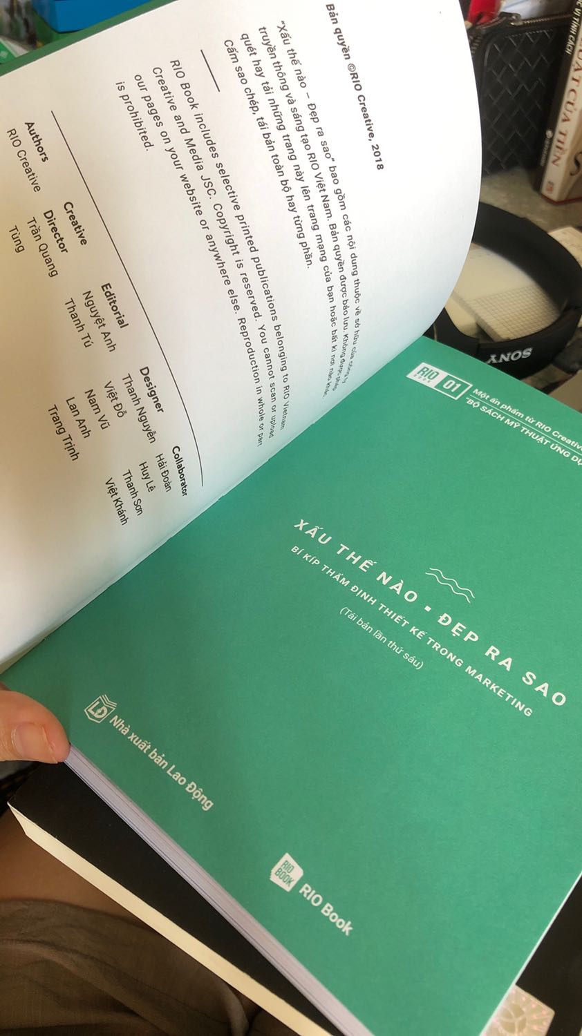 Ui trời ơi sách đọc cuốn cực kì luôn ấy mng, rất đáng để mua nha. Thêm cả cách thiết kế của sách cực kì chỉnh chu, hình ảnh trực quan sinh động. Bản thân mình luôn muốn tìm một cuốn sách có thể tổng quan sự liên hệ giữ marketing và design như này, đọc xong thấy mỗi thiết kế thành công được tạo ra đều có lý do của nó. Rất đáng mua nha mng👍 giá rất ổn so với những gì mà sách mang lại luôn