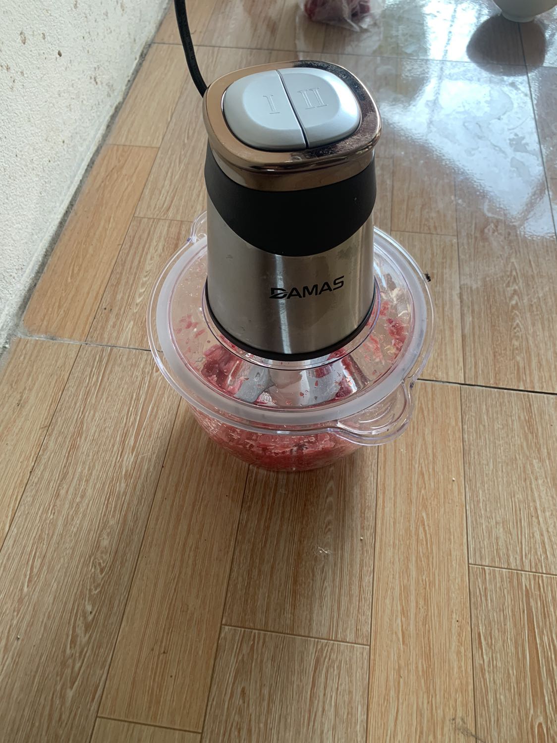 Sản phẩm tốt, thịt xay nhiễn và đều, xay được số lượng thịt lớn trong khoảng thời gian ngắn, tiết kiệm dc rất nhiều thời gian cho gia đình, lượng thịt xay ra nhìn rất bắt mắt , có mùi thơm nguyên chất của thịt, không dính tạp chấp như khi dùng thớt để băm , có máy xay này thì thịt ra rất sạch và hợp vệ sinh. Nói chung cho điểm 10 về chất lượng . Ok!