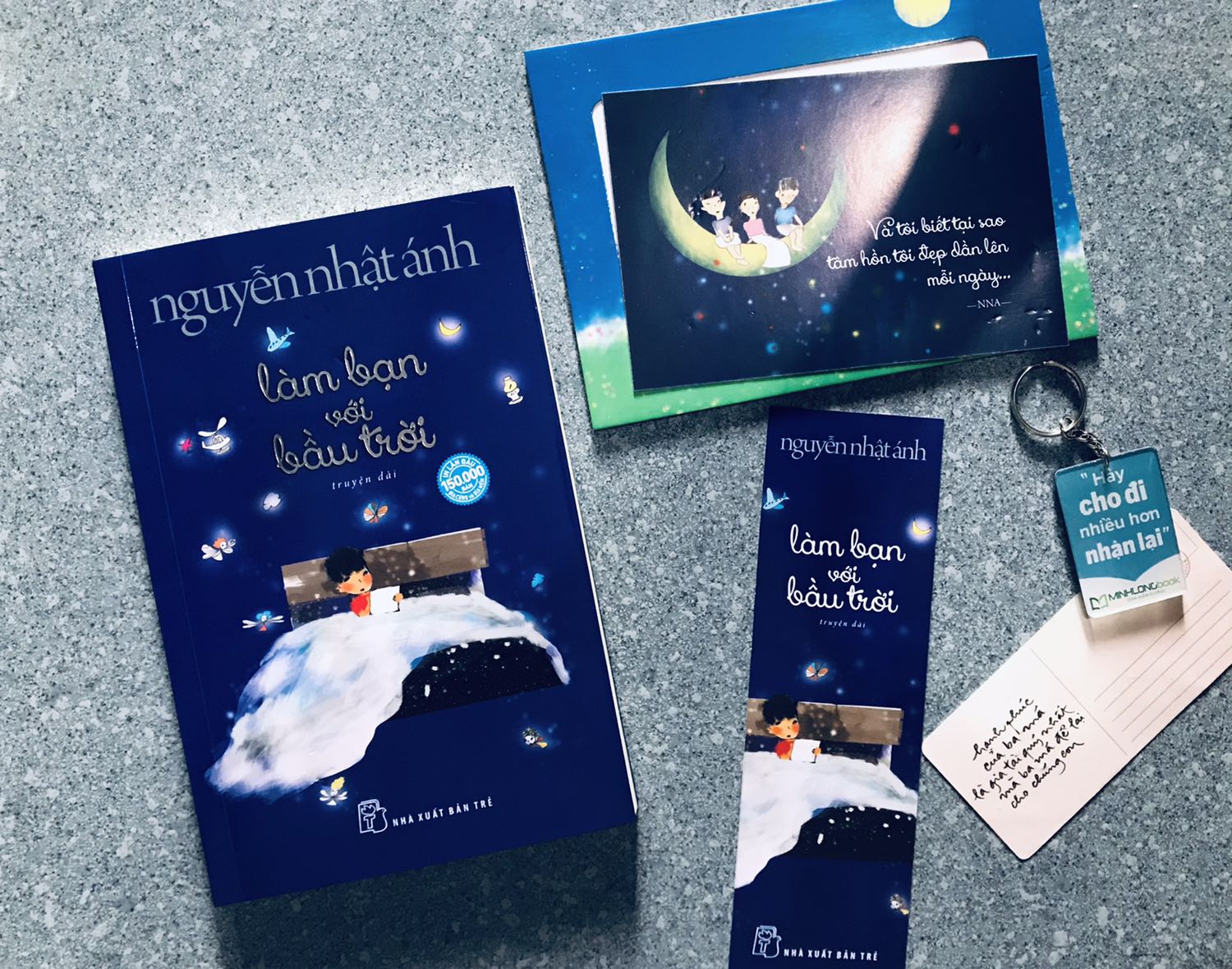 Mình mua bản bìa cứng, có khung ảnh, móc khoá và bookmark đầy đủ luôn nè, sách còn bọc nilong nữa, giao hàng thì lại nhanh cực kì . 10 điểm cho chất lượng