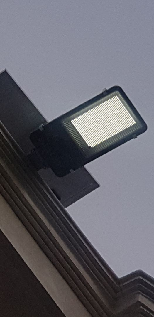 tôi đã mua sp này. dùng 2 ngày đầu hài lòng. qua ngày thứ 3 thì có sáng nhưng giảm chỉ còn 10% ánh sáng. 
không rõ bị lỗi ntn. 
đèn lắp đặt trên cao, nơi ko hề bị che chắn.
mong cty xem xét giải quyết.
xin cảm ơn.