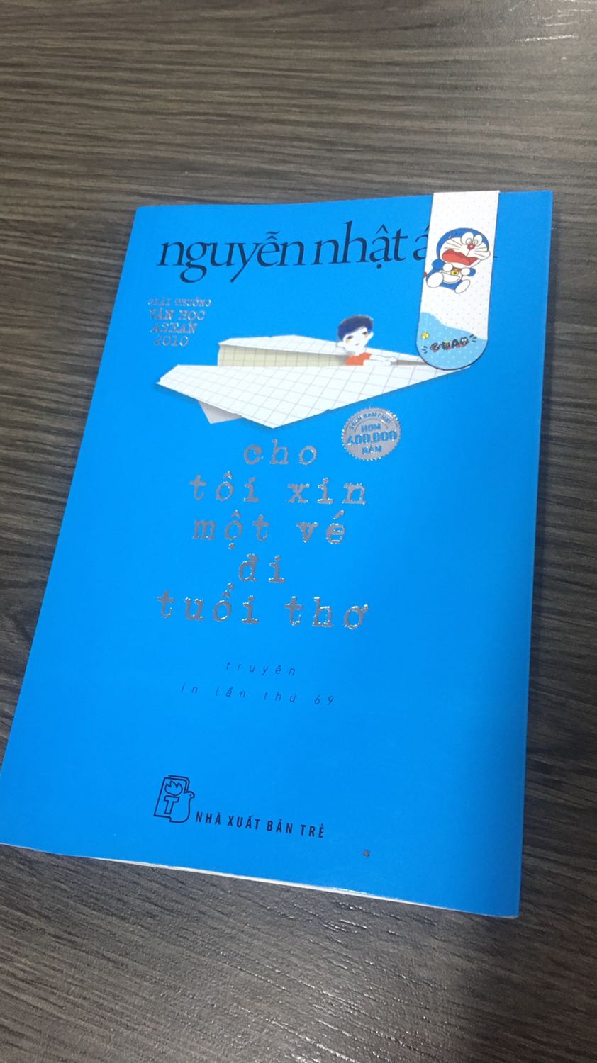 Ship nhanh, 2 ngày là có. Sách mới, tem mác nguyên vẹn. Chất giấy tốt, chữ in rõ ràng. Tui mua với giá sale 50%
Tuy nhiên :)
Có một lỗi nhỏ ko thể thoát khỏi tính hay soi của tui. Phần bìa trước và mấy trang đầu bị cắt hơi lỗi xíu ( ảnh cuối),nhưng ko ảnh hưởng đến nội dung và mĩ quan lắm, nhìn vẫn đẹp ( nhất là với giá 40k ) Ship nhanh, 2 ngày là có. Sách mới, tem mác nguyên vẹn. Chất giấy tốt, chữ in rõ ràng. Tui mua với giá sale 50%
Tuy nhiên :)
Có một lỗi nhỏ ko thể thoát khỏi tính hay soi của tui. Phần bìa trước và mấy trang đầu bị cắt hơi lỗi xíu ( ảnh cuối),nhưng ko ảnh hưởng đến nội dung và mĩ quan lắm, nhìn vẫn đẹp ( nhất là với giá 40k )