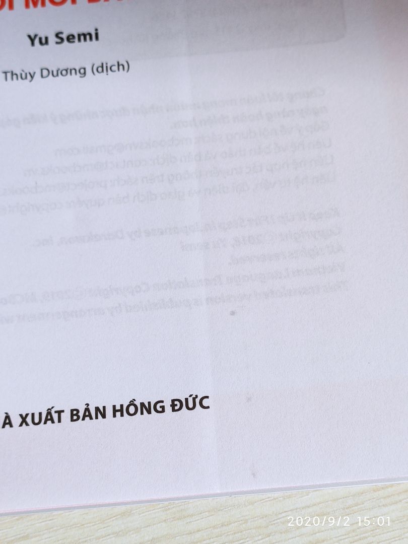 - Giao Hàng: Cực kì nhanh. Tiki hẹn mình ngày thứ 6 giao nhưng thứ 4 đã nhận được (Chưa đến 1 ngày kể từ lúc đặt hàng). Shipper thân thiện, làm việc gọn gàng, nhanh nhẹn.
- Đóng Gói : Khi nhận hàng, mình đã cảm thấy điềm khi hộp giao hàng bị móp nặng ở một góc. Góc sách bị bẻ cong. Bìa và gáy sách bị móp và bám nhiều bụi. Tuy nhiên, những điều trên không ảnh hưởng lớn đến trải nghiệm đọc sách của mình 
- Nội dung: Chất lượng giấy và màu in tốt. Sách được trình bày ở bố cục thông minh và gọn gàng, thích hợp với các bạn tự học. Lịch trình học của sách có phần hơi nhanh với các bạn mới bắt đầu nhưng nội dung ngữ pháp và từ vựng rất chỉn chu.