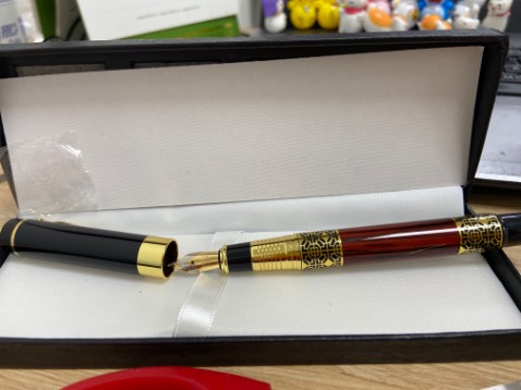 Mình đặt bút bi. Shop giao nhầm thành bút mực. Mình đổi hàng và tiki thực hiện trả đổi. Đến lúc nhận lại thì tiếp tục là bút mực??? Shop k kiểm tra khi giao hàng à??? Đã vậy, bút lần 2 còn có nhiều vết xước như hàng trưng bày. Bó tay luôn