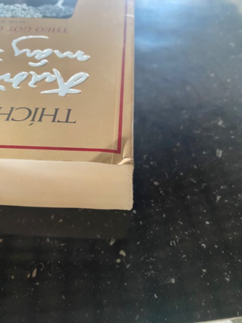 Chất lượng sách tốt,giao nhanh,.nhưng tikki nên kiểm tra và xem lại trách nhiệm người giao hàng,với cách đóng gói nữa,sách giao gì mà móp hết cả 4 góc thế này.haiza