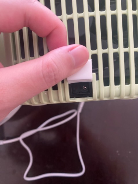 Cái đuôi nhận điện đã bị rụng hết một cái răng, và cái răng dính luôn vào cái đầu cắm. Hệ quả là máy không bật lên được. Chất lượng quá tệ. Lỗi mạch điện này có thể rất nguy hiểm. Hai cái núm nhận điện trên thành máy không hiểu sao chưa xài, mới cắm điện lần đầu đã đen xỉn và cũ kỹ.

Và mua qua cửa hàng của tiki dịch vụ quá thảm hại. Không có chức năng nhắn tin hay liên lạc khi có vấn đề, mua bảo hiểm thêm thì nhắn tin không ai trả lời.