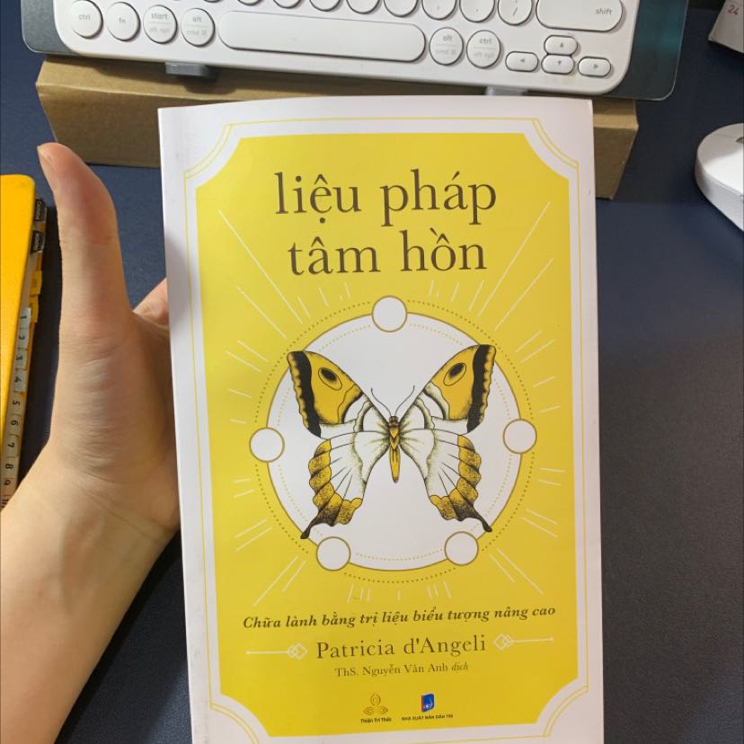 Sách đẹp giao hàng nhanh. Được tặng kèm bookmark bé bé handmade dễ thương. Mình đã đọc được 1 nửa và thấy đây là quyển sách giúp chính mình hiểu hơn về các tổn thương của bản thân, vì chỉ khi nhận diện và gọi tên đúng được vấn đề thì mới có thể từng bước tiến tới việc chữa lành. 1 cuốn sách đáng mua và đáng đọc của năm.