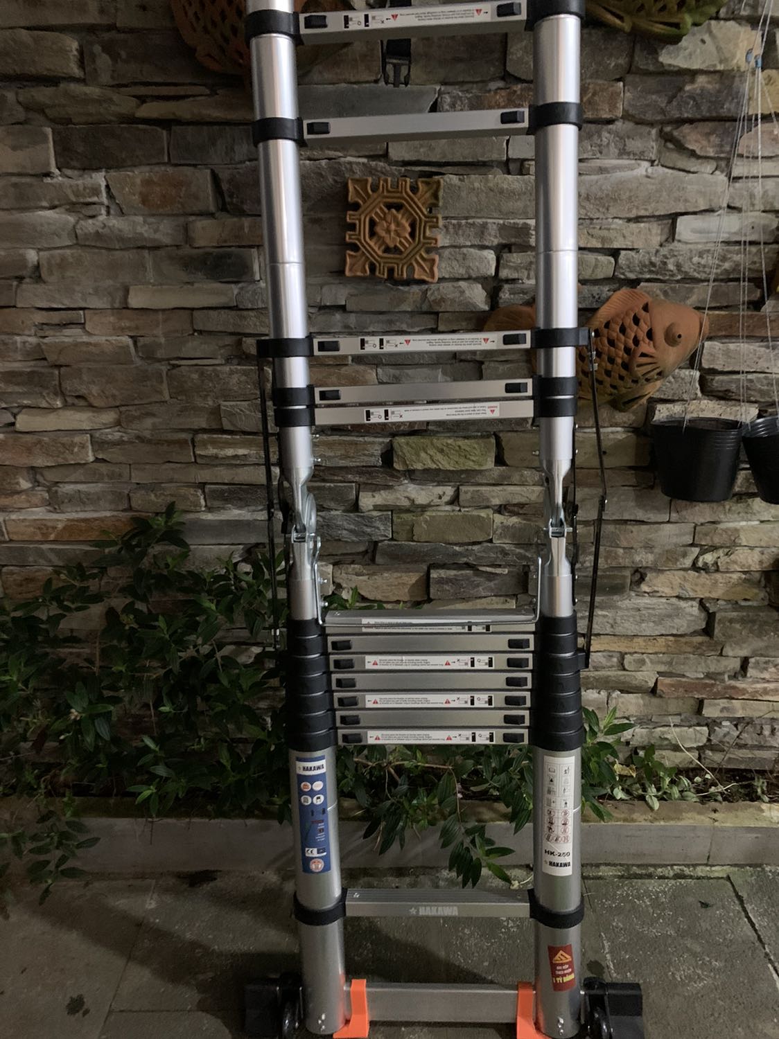 CHẤT LƯỢNG QUÁ KÉM SO VỚI QUẢNG CÁO
- Giao hàng thì quá lâu, mất cả tháng trời, sau rất nhiều lần khiếu nại, và phải liên hệ trực tiếp với đơn vị vận chuyện mới nhận được hàng. Khi nhận hàng thì thùng giấy rách, móp, phần xốp bảo vệ bị bể nát, phần thông tin người nhận bị mất hoặc không có.

- Khi dùng để chế độ duỗi thẳng dạng chữ I thì leo lên có cảm giác rung rung, chỉ sợ gẫy gập lại. Đặc biệt tôi dùng lần đầu tiên thì thanh thép nẹp bên sườn thang cong gập ra phía ngoài chứ không theo phương thẳng của thang, làm mất tác dụng giữ cho thang được chắc chắn.

- Thang khá nặng ngay cả với nam giới khoẻ mạnh mang vác vẫn thấy khó. Khi tháo lắp để dùng cũng nặng nề, khó khăn.

- Khi để chế độ chữ A thì lắc và cảm giác dễ đổ sang hai bên.

- Đề nghị tiki phối hợp với shop khắc phục cho tôi, hoặc thay thế sản phẩm mới.