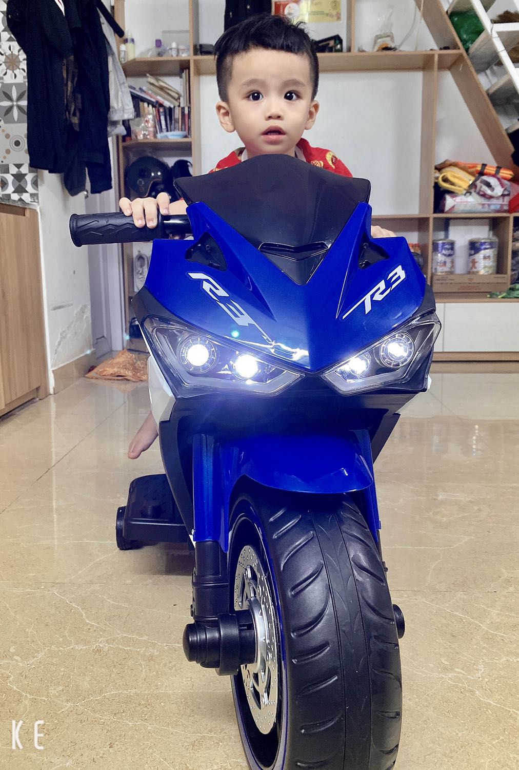 Quần size L mà rộng quá ạ, phải đi sữa lại mới mang vừa hic hic. Cũng may có khuôn mặt đẹp trai nên mang cũng đỡ kkakaka Quần size L mà rộng quá ạ, phải đi sữa lại mới mang vừa hic hic. Cũng may có khuôn mặt đẹp trai nên mang cũng đỡ kkakaka
