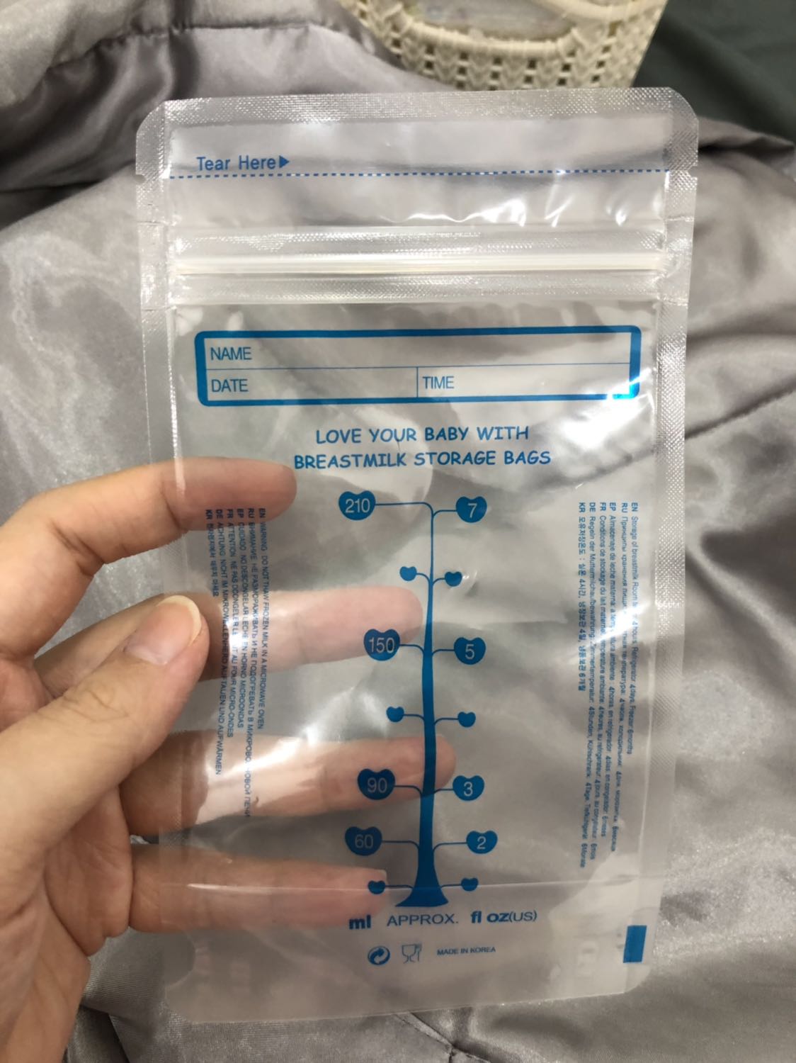 Túi mua ở đây khác với ở Bibomart cả về hình thức lẫn chất lượng. Thực sự tin tưởng nên đã mua đến 4 lần mà ko chịu nhìn kỹ đến nay mới nhận ra và ko rõ có phải Tiki bán hàng kém chất lượng không? Hàng mua ở đây xé zip ko ngay ngắn, lúc đổ sữa vào đáy ko tự bung phải dùng tay kéo ra, nhìn cứ dính dính như bị ẩm. Hình thức cũng có 3 4 điểm khác biệt với mua ở Bibo. Đề nghị phía Tiki giải thích cho trường hợp này!