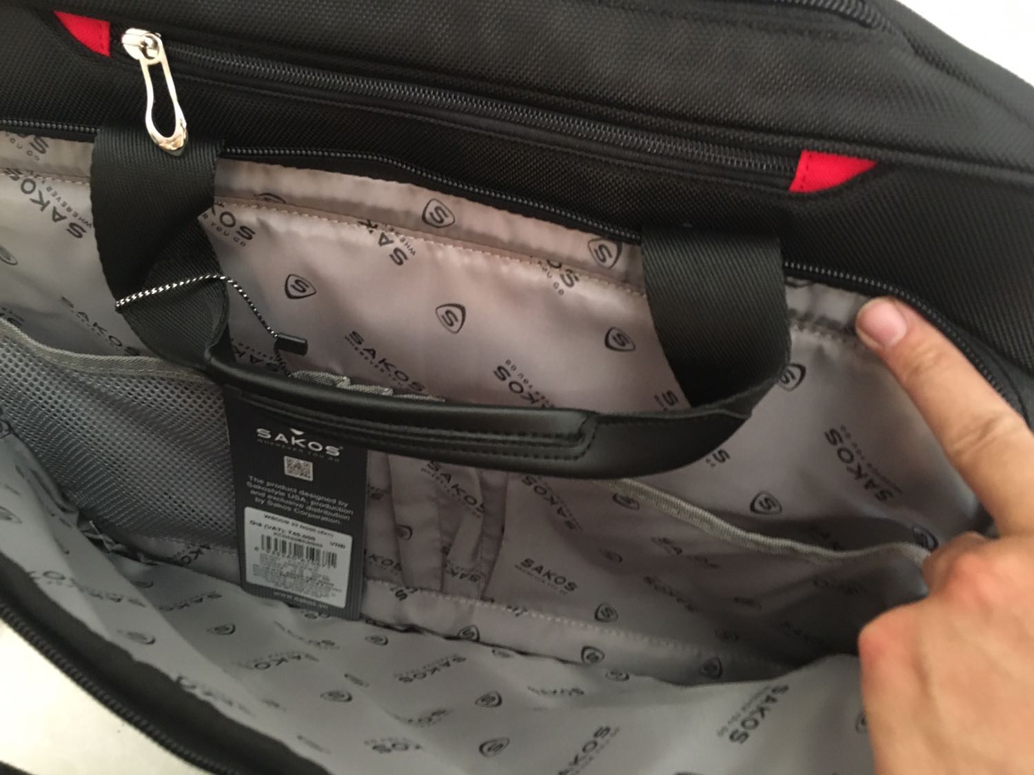 Sakos xài 7-8 năm vẫn chưa hư. Sản phẩm này chuẩn Sakos, giá lúc sale mua còn 459. Rất rẻ cà đẹp. Hoàn toàn hài lòng.