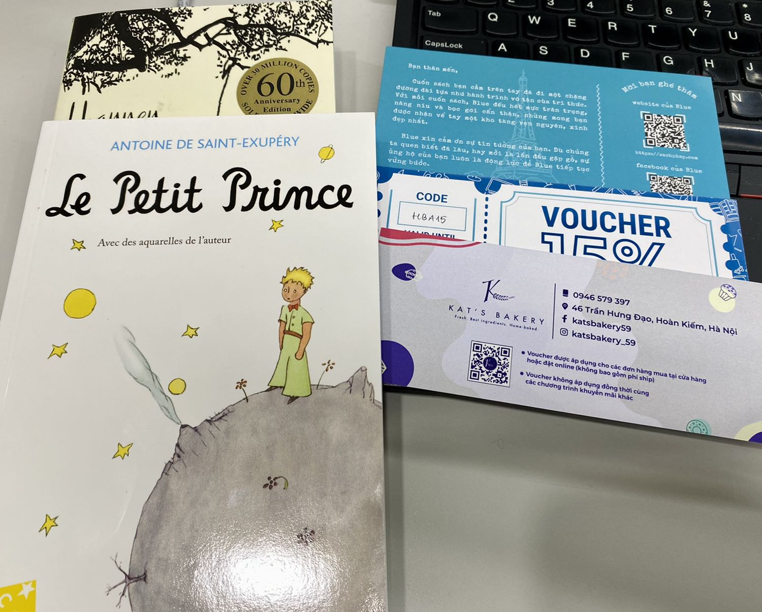 Shop đóng gói siêu cẩn thận, tặng kèm voucher giảm giá. Sách in màu sắc nét và rất đẹp. Còn thực sự đọc Hoàng tử bé như dòng nước thanh khiết tưới mát tâm hồn vậy. Rất hài lòng.