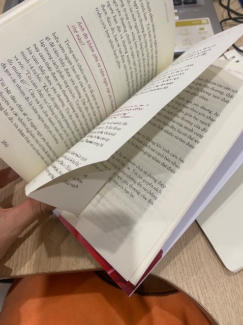 Sách lỗi, đang đọc thì thấy sách bị rách như do dao rạch vậy