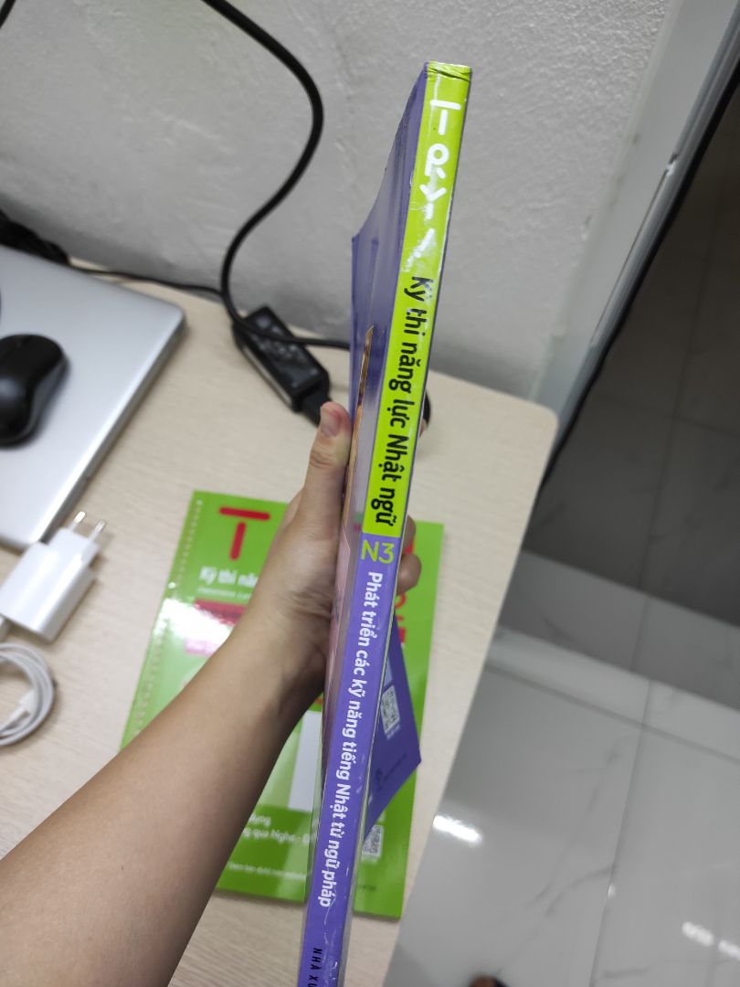 Sách giao nhanh nhưng gáy sách rất bẩn, bìa sau bị cong. In ấn dễ nhìn nhưng nếu sách in màu 1 chút thì sẽ tốt hơn Sách giao nhanh nhưng gáy sách rất bẩn, bìa sau bị cong. In ấn dễ nhìn nhưng nếu sách in màu 1 chút thì sẽ tốt hơn
