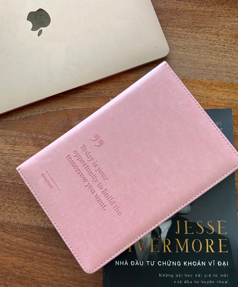 4 năm kinh nghiệm giao dịch trên thị trường, đã từng đọc cuốn tôi đã kiếm 2 triệu đô như thế nào từ ngày mới non nớt buớc vào thị trường. Mình tin là bất kỳ ai nếu muốn thực sự theo đuổi con đường này nên đọc cuốn sách này.