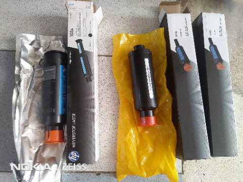 Bơm cả 2 hộp vào máy in nhưng máy không báo thêm miếng mực nào + in ra vẫn nhạt toẹt như trước khi bơm (hết mực). Lạ quá! 

Trong hình: 2 hộp bên phải là mới mua, 1 hộp bên trái là mực tặng khi mua máy. Vạch báo mực không thay đổi sau khi đã bơm lút 2 hộp mực mới mua: không đổi.