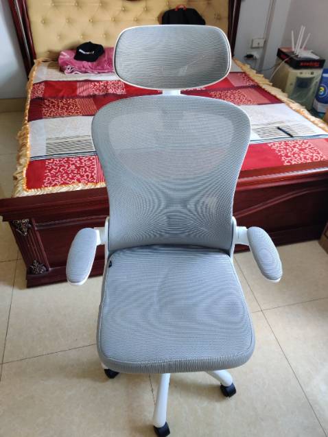 Đóng gói cẩn thận, thời gian giao hàng đúng lịch chỉ mất 2 ngày từ ngày đặt hàng. 
Ghế ngồi êm, chắc chắn, đệm yên ghế dày, bánh xe lăn trơn, mượt không phát ra tiếng
Lưng ghế là cố định, nhưng ghế có cơ chế ngả đàn hồi nên ngồi khá cảm giác khá thoải mái không bị cứng
Lưng ghế bằng lưới ngồi ôm sát người theo đúng sống lưng cảm giác rất thích, phần lưng dưới được đỡ, cảm thấy ngồi đỡ mỏi lưng hẳn 
Nhựa ABS của ghế nhìn chất lượng hoàn thiện là chưa cao, nhưng điều đó không phải giá trị cốt lõi của chiếc ghế và trong tầm giá này như vậy là chấp nhận được
Lắp đặt khá dễ dàng, bộ dụng cụ cực kì đầy đủ, không chỉ có vít còn kèm theo cả đồ để vặn vít, trong bộ mình còn bị thừa ốc vít, 10 đ
Nhìn chung mình rất hài lòng về chiếc ghế trong tầm giá này, đáng đồng tiền khuyên mua