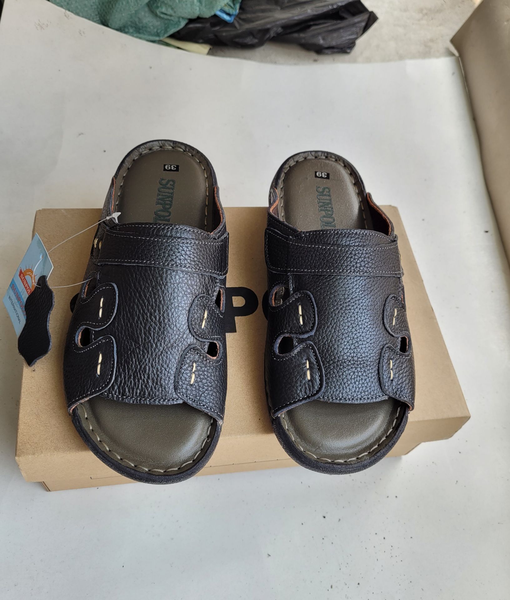 sản phẩm rất đẹp và chất lượng. da mềm, đi êm ok. đánh giá cao thái độ nhân viên tư vấn, đặt nhầm được đổi vui vẻ. nên mua 👍