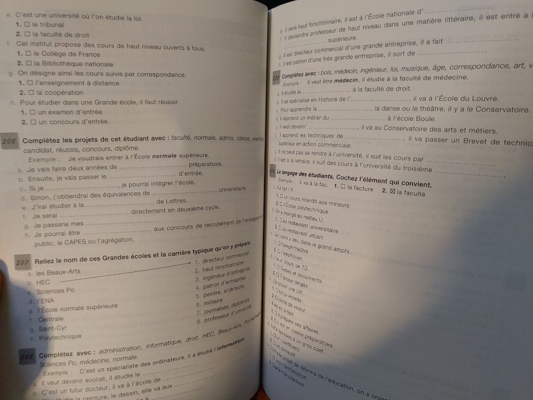 sách mới cứng và có bookcare vào trông xịn hẳn. Vocab của quyển này cũng khá nhiều nhưng phải tự tra tự note lại nên hơi cực. bài tập cảm giác khá giống mấy đề thi đại học tiếng anh :D