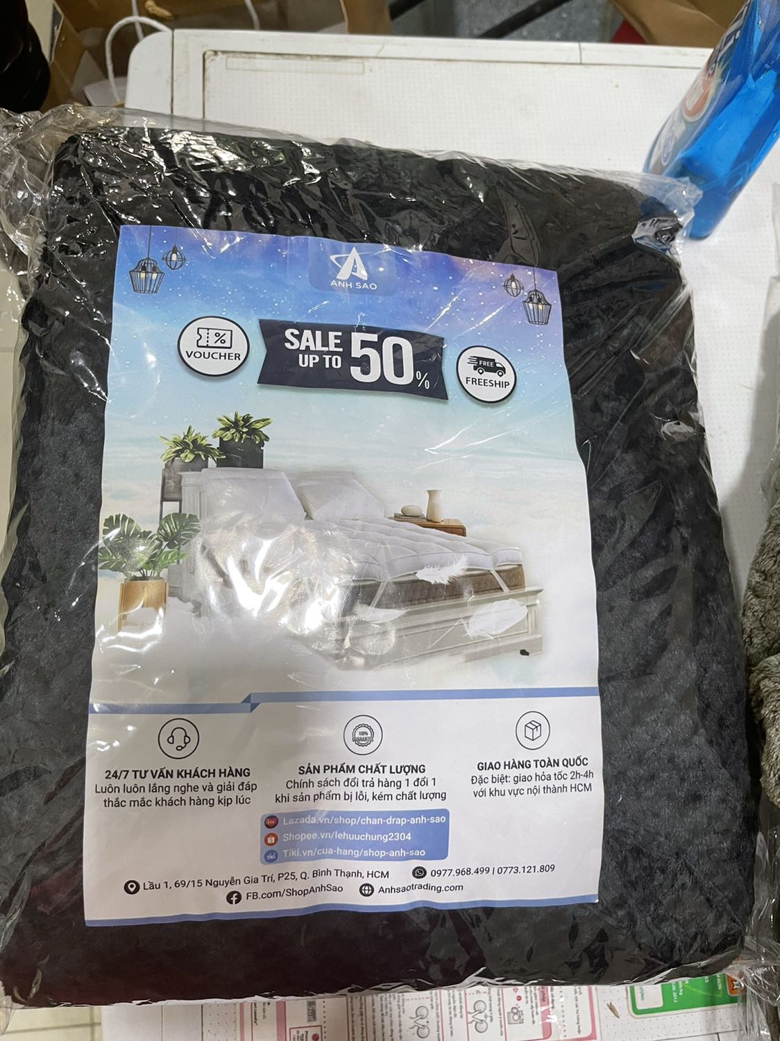 Đặt 2 cái màu đen vs xanh rêu ưng ý vô cùng. Chất vải mềm, vân ô vuông nhìn đẹp. Ko bị rụng lông. Đắp ấm. Mua 2 còn giảm 5k nên hài lòng vô đối