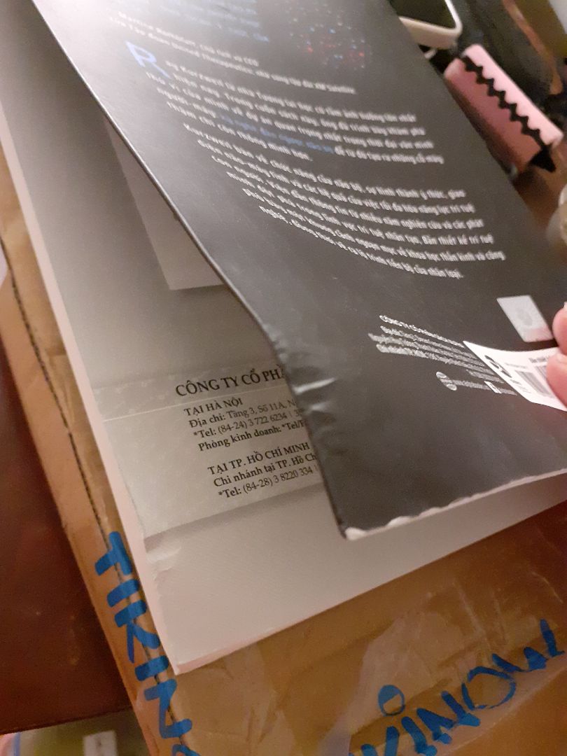 Tiki đóng gói không có tâm chút nào, k lót chống sốc thì lựa hộp nhỏ vừa khít sách đi, chứ để hộp lớn nà không lót gì cả làm sách quăn mép, trầy góc hết. Sách bị vầy nhìn tụt hết cả cảm xúc. haizz, buồn không tả...