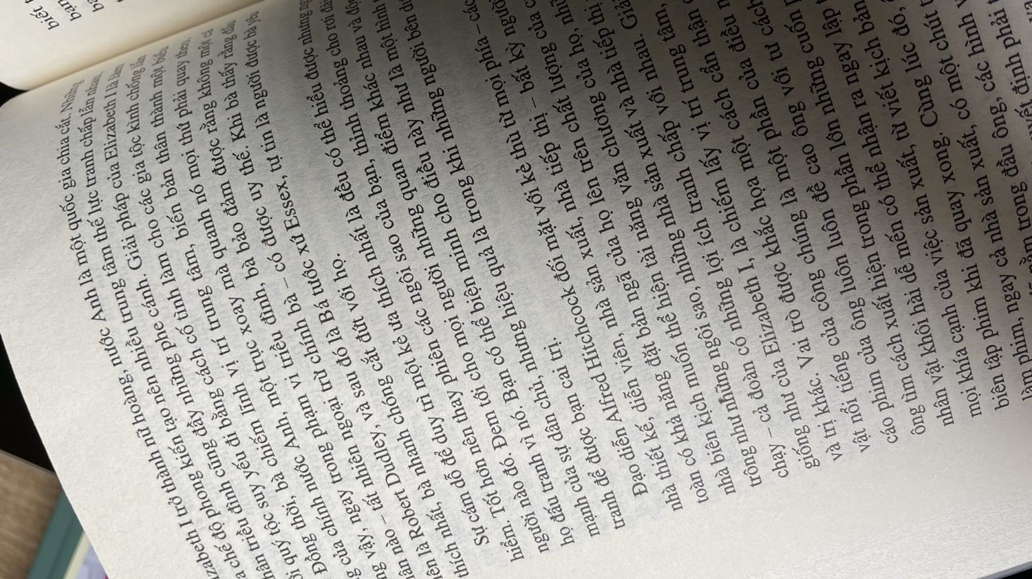 Sách giao sớm, shipper tử tế. Tuy nhiên mình đặc biệt không thích hình thức cuốn sách, bìa bị nhăn, thậm chí phần bìa sau gấp rất ẩu, lộ phần giấy sách bên trong. Giấy sách cắt cũng ẩu nữa, có dấu hiệu ố vàng, xem chừng bị cất kho lâu. Chữ in bên trong có mấy trang bị mờ, khó đọc. Chưa dám kiểm tra chính tả nhưng mình mong là không sai gì nhiều.