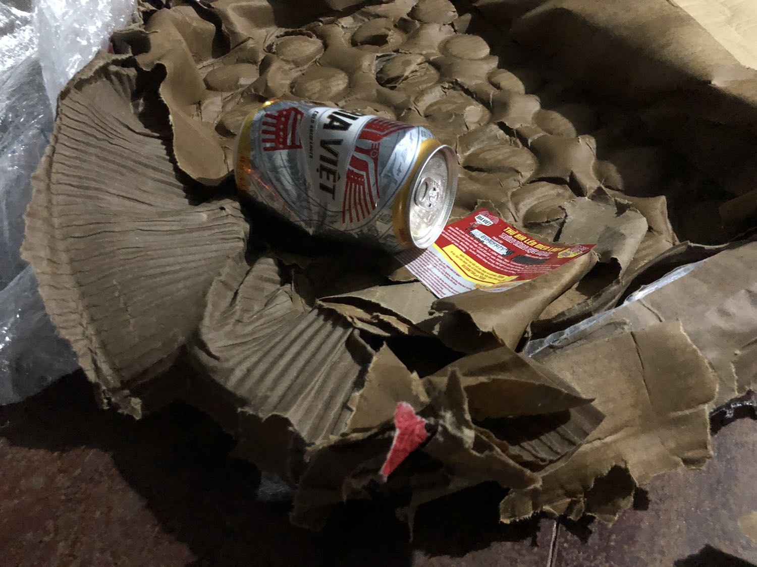 Được Best Vĩnh ***g thông báo: Nhận thùng bia thì đã bị chảy nước tèm lem rồi, có nhận không? - vẫn nhận chứ ko lẽ hoàn hàng.
Khui ra thấy thật là đã tạch 1 *** - lủng xì ướt cả vỏ thùng.
Mua hàng của Tiki Trading mà càng ngày càng nản.