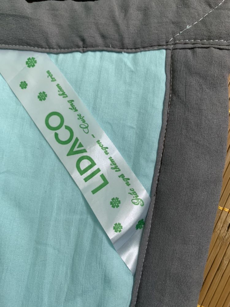 Ko mềm mại như quảng cáo, chất nylon nóng lắm, đắp mùa đông hợp lý hơn. Phát hiện thêm vấn đề ở phần tag sản phẩm cho thấy dấu hiệu hàng nhái, làm giả nguồn gốc xuất xứ cũng như nhãn hiệu là quá rõ ràng. Chăn thấy cắt chỉ để may tag vào sau đó may đè lại đường chỉ lại, đường may lại dúm dó, đường chỉ viền ban đầu là màu đen nhưng giật tag may lại là chỉ màu trắng. Làm ăn kiểu *** này mình hết sức bực mình. Mong tiki có hướng giải quyết cho mình trả lại hàng và hoàn lại tiền để mua sản phẩm khác tốt hơn và đúng giá trị hơn.