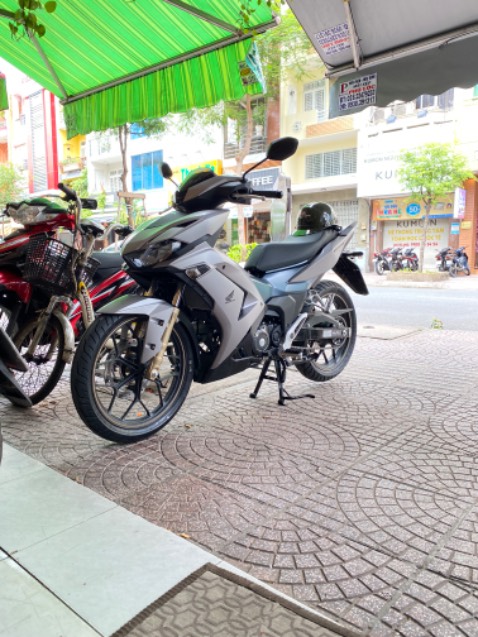 Lô hàng mới, xe và ốc đẹp, đã dán keo bóng, cảm ơn cửa hàng đã hỗ trợ nhiệt tình, cửa hàng hết xe nhưng khi khách cần gấp thì nhiệt tình chạy xuống kho lấy xe về cho khách.