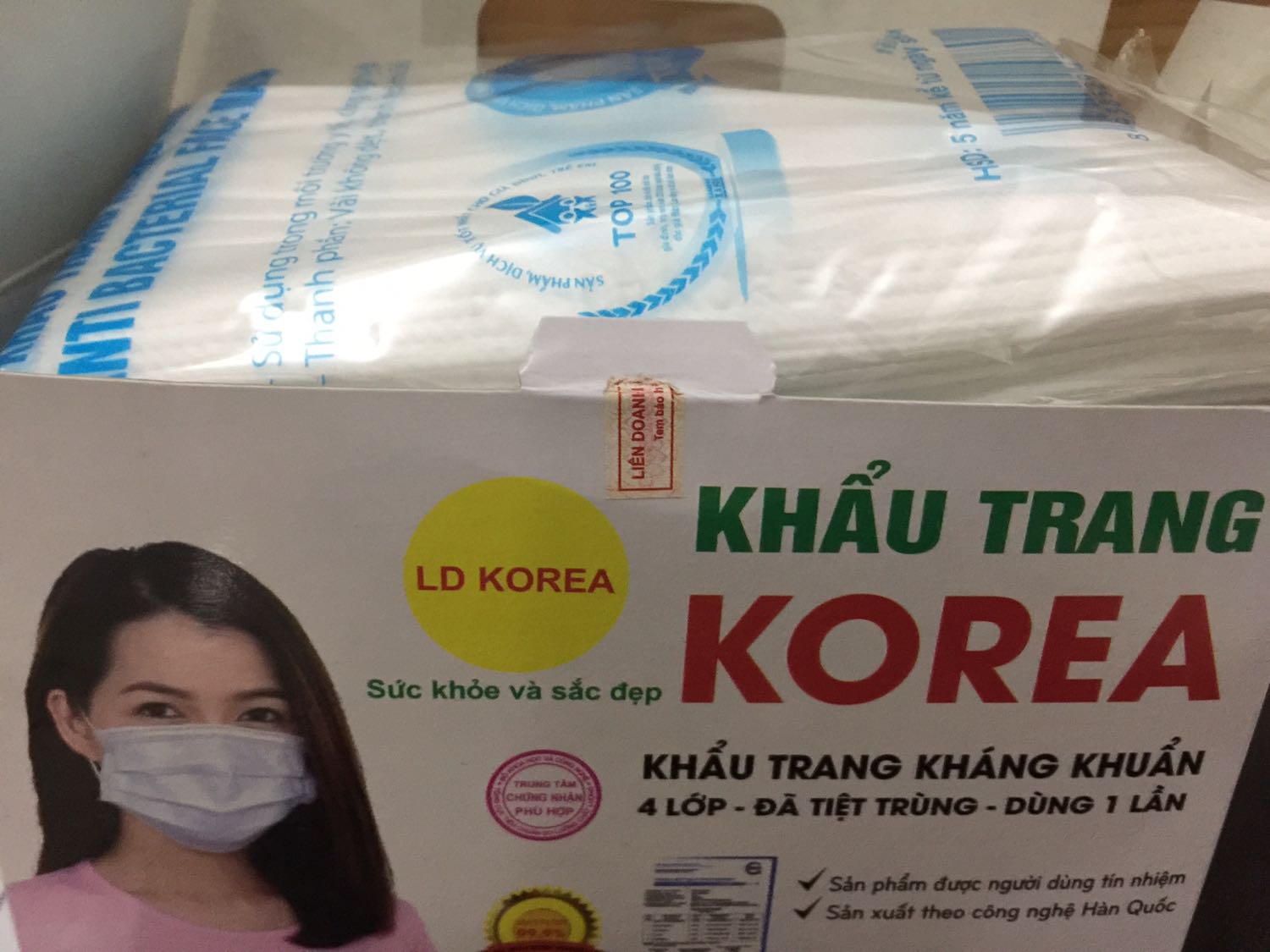 4 lớp dày dặn, chất lượng, dây đeo dày và tròn rất êm, chắc chắn xịn sò. Mua km 50k hộp 50 cái tính ra 2 cái 1k quá rẻ luôn