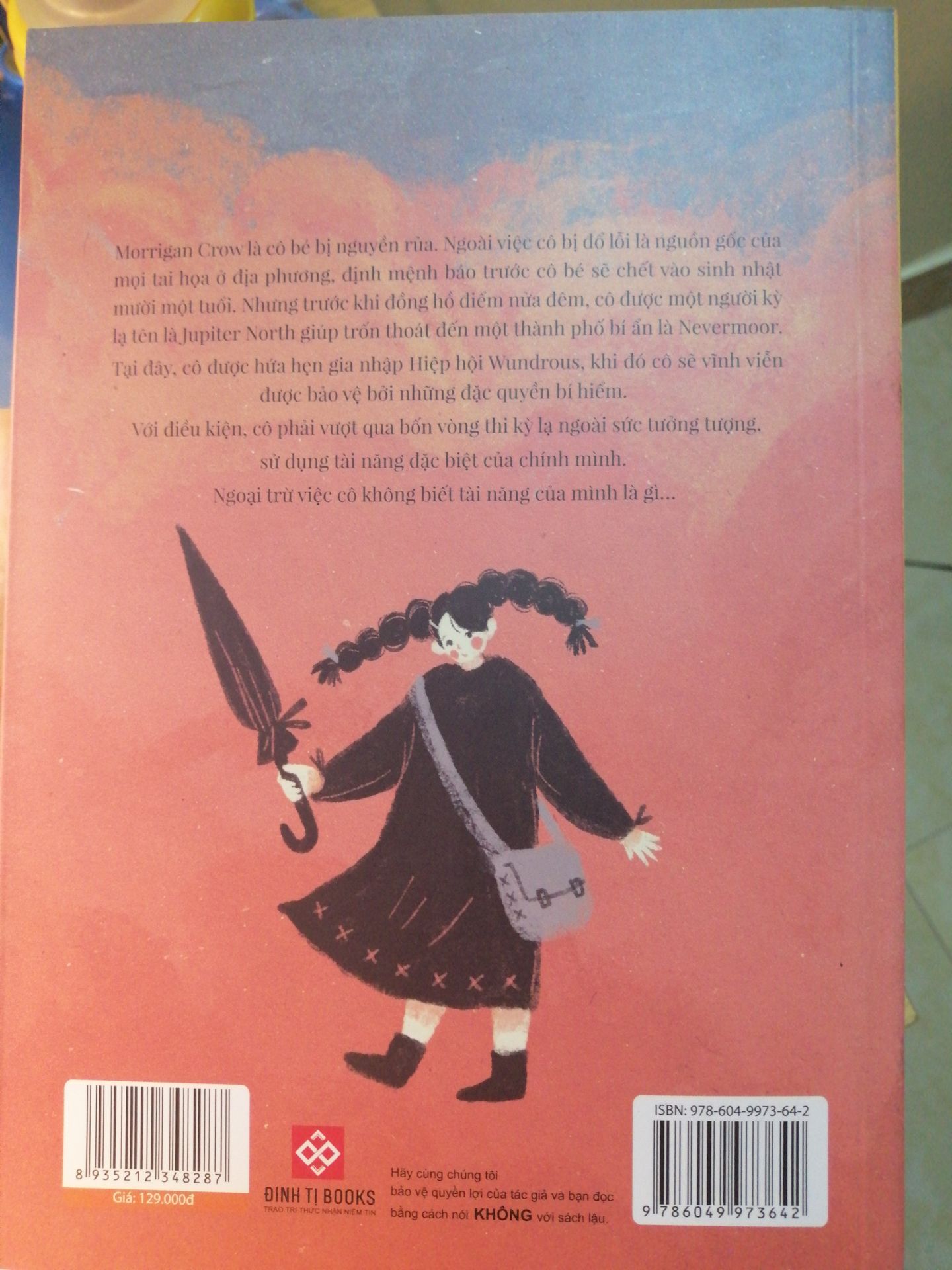 Mùa dịch mà tiki giao vẫn rất nhanh ạ, đến nơi thì sách được bọc trong hộp cẩn thận, không bị móp méo gì cả. Nói chung là oke lắm, 🙆 ai mà thích mấy thể loại phiêu lưu, phép thuật các kiểu thì nên mua em này về đọc thử và cảm nhận nha. Bìa sách cũng đẹp, cứng cáp, có điều giấy hơi nhem chút xíu bên ngoài nhưng cũng nhỏ nên không sao ạ.