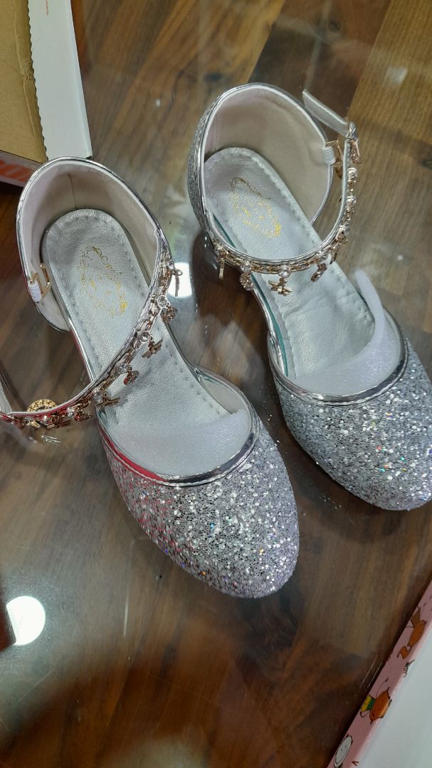 shop gửi sai mẫu, vui lòng gửi lại mẫu mình đặt nhé.