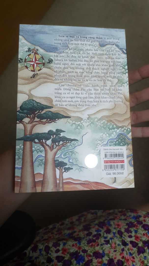 thấy mọi người review nội dung nên mình mua.mình tưởng là truyện tranh định cho bé đọc nhưng khi nhận sách là truyện chữ dài. truyện này dành cho trẻ lớn từ 10 tuổi trở lên và người lớn đọc thì mới hiểu được. tuy không đúng như dự định nhưng do sách quá đẹp, bìa và giấy rất đẹp nên mình giữ để dành đọc.