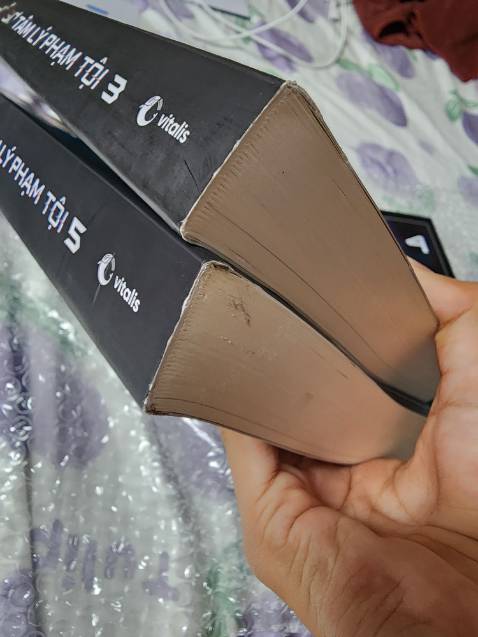 Sách bẩn, dập và không có seal. Thấy t săn được giá rẻ nên gửi sách cũ phải không ?