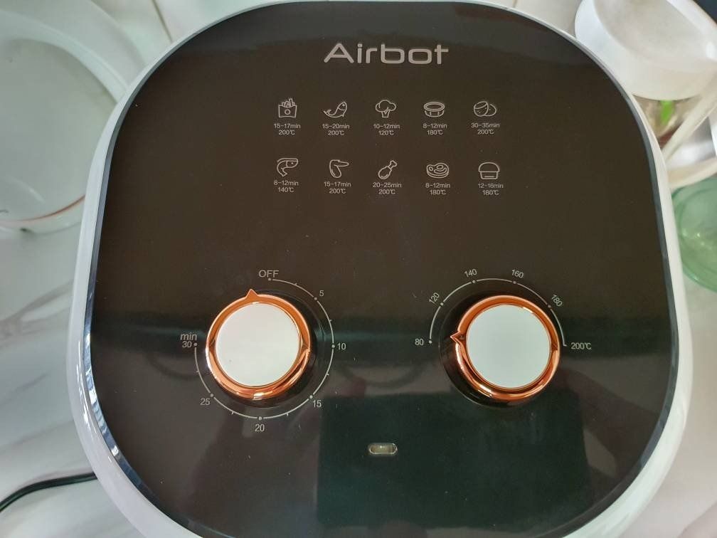 Nồi quá đẹp, xịn xò, làm thử mẻ khoai tây cho con ăn rất ok. Từ nay k phải ra hàng quán mua nữa rồi. Có kèm theo công thức các món rất tiện, đóng gói cẩn thận. Hàng chất lượng, sẽ ủng hộ dài dài