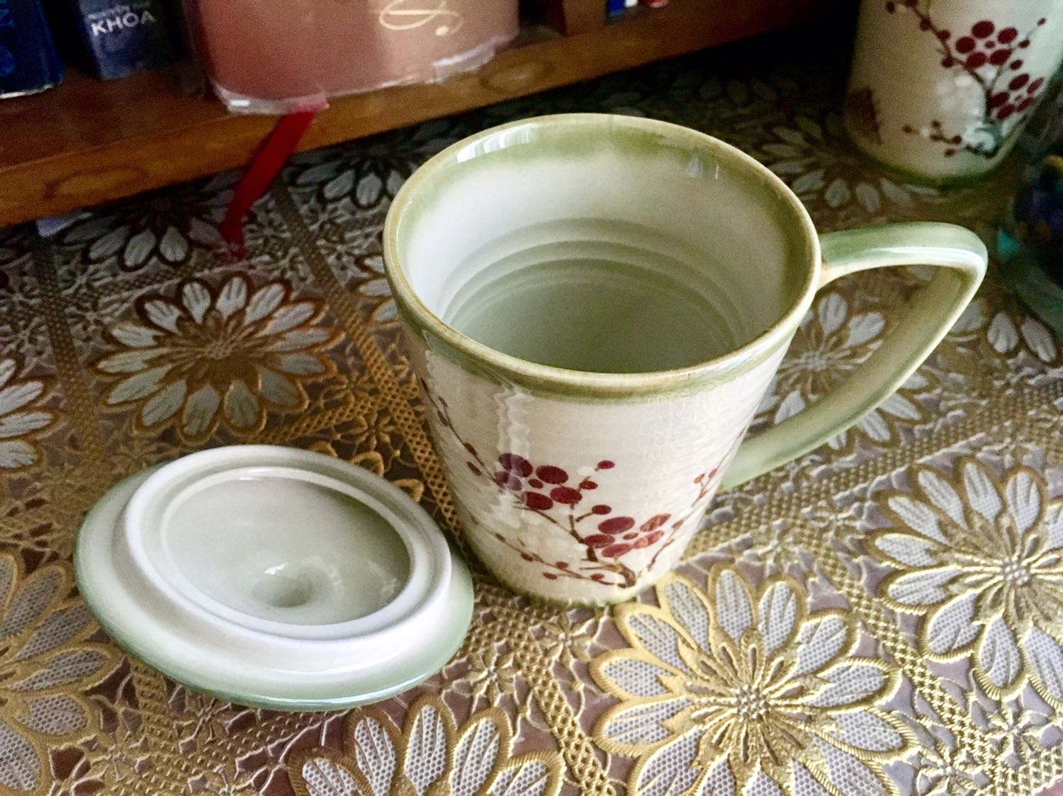 Chất liệu ly rất đẹp, chắc chắn. Tuy nhiên ly hơi ngả màu ngà chứ không trắng như hình minh hoạ. Có điều màu này càng làm tôn lên vẻ đẹp cổ điển của ly hơn nữa. Nếu hoạ tiết được vẽ đều cả 2 mặt, bo tròn khắp ly có lẽ sẽ hoàn hảo hơn, mọi góc nhìn đều thấy được hình minh hoạ. Để trưng bày bộ ly này cũng là một ý tưởng không tồi. Nắp khít và vừa vặn. Kích thước ly không to lắm, vừa để uống một ly cafe sáng. 

Rất ưng lý với sản phẩm từ Bát Tràng, sẽ mua thêm sản phẩm vào lần sau. 

Cảm ơn vì Tiki đã đóng gói rất cẩn thận và chuyên nghiệp. Mong là sẽ nhập thêm nhiều sản phẩm của Bát Tràng để thuận tiện cho mình mua thêm sản phẩm sau nữa.