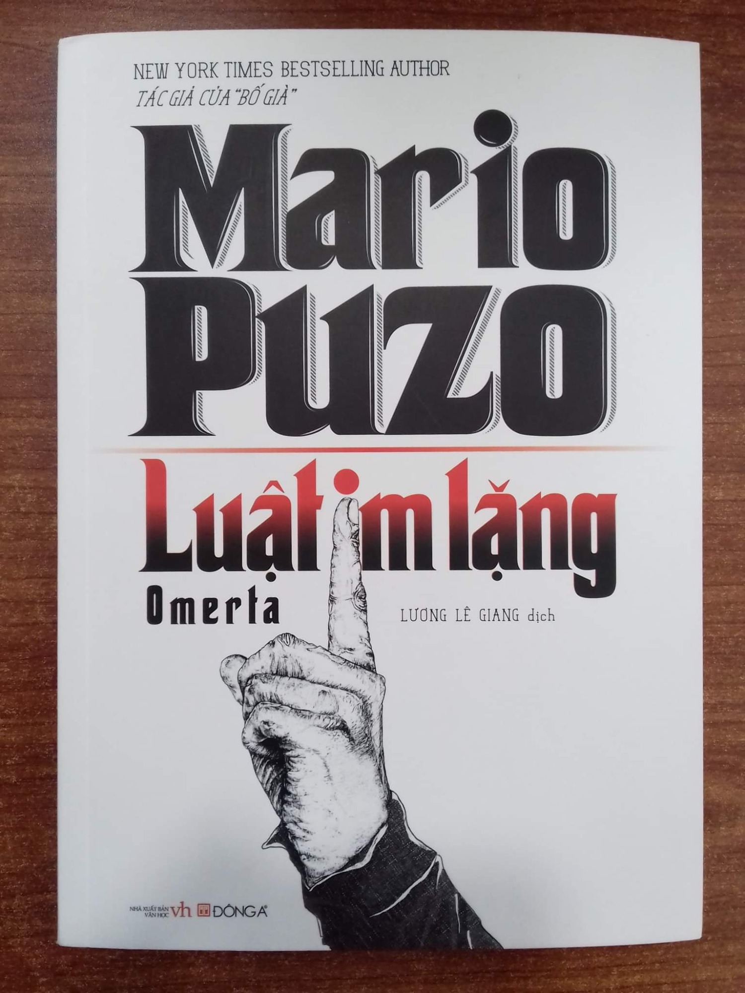 Đóng gói cẩn thận. Truyện mới, sạch sẽ. Mình đọc Bố Già xong kết qua nên mua thêm Omerta luật im lặng và giờ mua nốt 3 tác phẩm còn lại: Ông trùm cuối cùng, Đát máu Sicily, Cha con Giáo hoàng. Thích lối dẫn dắt và giải thích cặn kẽ xen chút yếu tố mang hơi hướm sexy của tác giả. Sau khi đọc xong mình sẽ tìm phim để xem :D