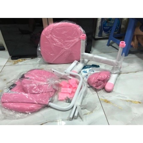 ghế tăng chỉnh chiều cao và có quai đeo như quảng cáo , có bọc đệm ghế tiện vệ sinh