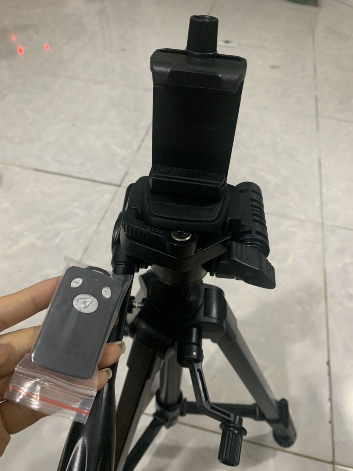 Hàng chuẩn , rất chất lượng , shop có tặng kèm thêm kẹp và remote chụp hình từ xa ,tư vẫn hỗ trợ nhiệt tình , giao hàng nhanh hoả tốc , sẽ tiếp tục ủng hộ shop !