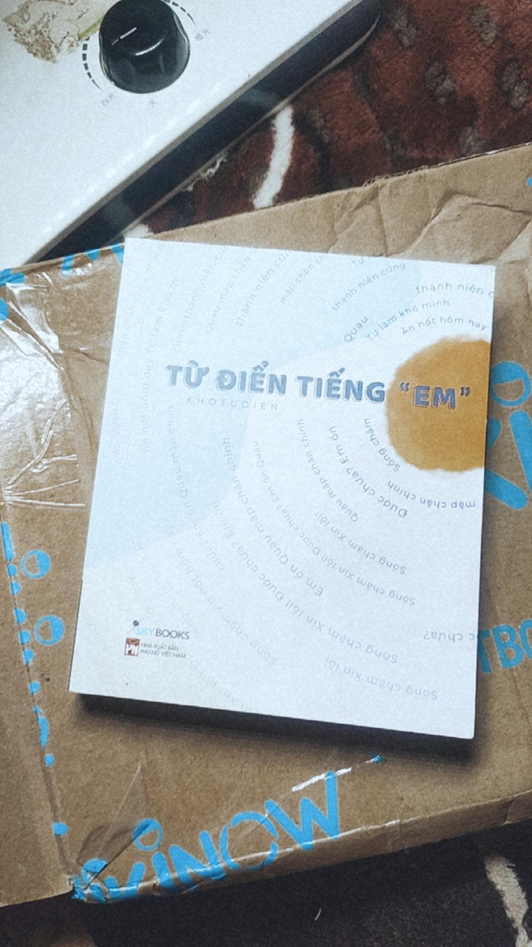Quyển này thích lắm á mọi người 
Thấy hot nên mua về 
Đúng là không phải cái gì cũng tự nhiên hot cả đọc thích cực luôn á mọi người . Kiểu nó đúng là từ điển luôn á nói về ý nghĩa của câu đó 
Tuy nhiên khi giao hàng thì thấy là hộp rất to luôn á so với hộp thì quyển này nó bé xíu . Nên dùng hộp nhỏ thôi ạ 
M tưởng là có bao bọc quyển  Từ Điển Tiếng "Em" nhưng mà không thấy có