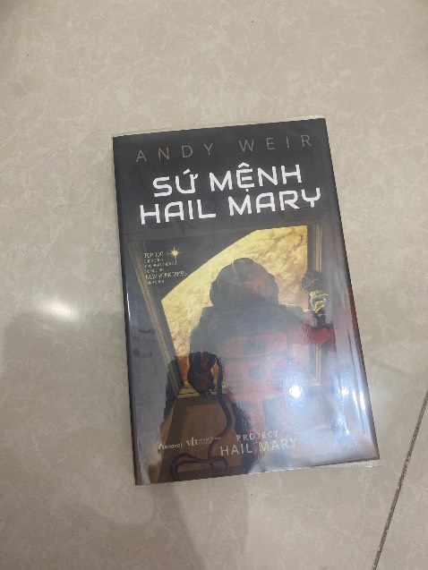 Sách dc bọc rất đẹp, mua sale còn có quà tặng, sách hơi bẩn chút mà vậy cung dc rồi