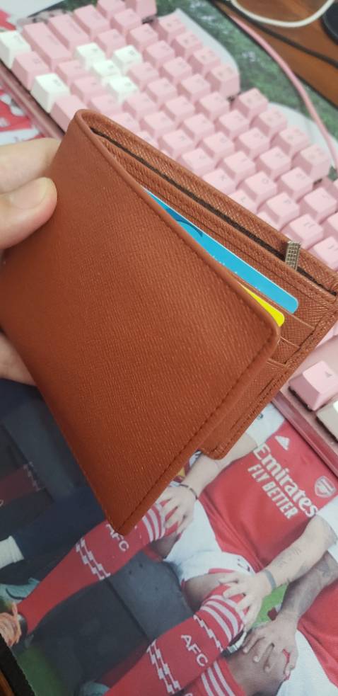 Ví đẹp giống hình. Cảm giác rất chất lượng. Đáng mua. Không thể phàn nàn về hình thức. Tuy nhiên khi bỏ chút ít tiền, giấy tờ và thẻ thì lại hơi chật cho mình.