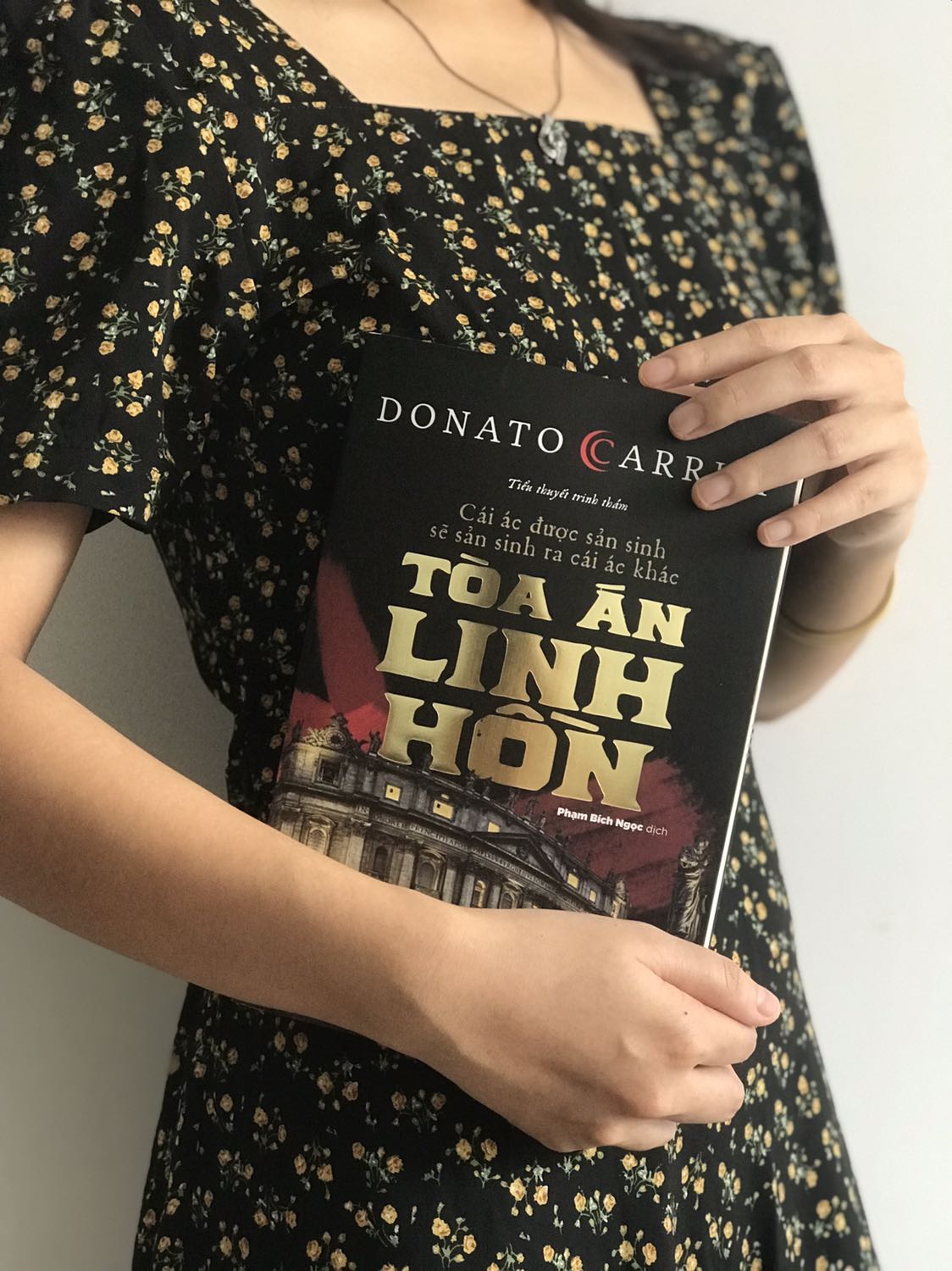 Nội dung: Lara, một nữ sinh bị biến mất một cách bí ẩn ngay trong kí túc xá của mình. Nghi phạm là một tên giết người hàng loạt. 
Marcus với biệt tài phân tích hiện trường vụ án cùng với người đồng sự của mình, điều tra bí mật với hi vọng cứu sống được Lara. Họ hoạt động độc lập, không phối hợp với cảnh sát, và cũng không bao giờ để lộ ra dấu tích của mình. Họ là ai, có vai trò gì? Tại sao lại luôn tìm cách ẩn mình trong bóng tối? 
Sandra - cảnh sát chụp ảnh hiện trường, luôn che giấu một tội lỗi của bản thân, lật lại vụ án để điều tra sự thật phía sau tai nạn thương tâm của người chồng yêu dấu. Trong quá trình điều tra, cô bị cuốn vào nhiều vụ án khác, mà điểm chung là đều có sự xuất hiện của Marcus. Liệu có mối liên quan nào giữa cái chết của chồng cô và người đàn ông bí ẩn kia không? Sự thật phía sau là gì? 

Toà án linh hồn là cuốn mở màn cho series về Marcus, và theo mình, nó đã làm tốt vai trò khơi ngợi trí tò mò cho độc giả. 

Đây là 1 cuốn sách ổn. Không có nhiều chi tiết kinh dị. Mạch truyện không quá dồn dập như Kẻ nhắc tuồng hay nặng yếu tố tâm lý xã hội như Người ru ngủ. Vẫn ăn điểm bởi những cú plot twist ở những chỗ không ngờ tới, luốn khiến cho mình đặt câu hỏi, điều bí ẩn tiếp theo được giải mã sẽ là gì? 

Ban đầu, cuốn sách chia làm ba câu chuyện của ba nhân vật khác nhau. Vừa tách biệt, vừa liên kết với nhau. 

Cuốn sách đưa ra nhiều khía cạnh hay và lạ. Khía cạnh tôn giáo được đề cập khiến mình nhớ tới Mật mã Davinchi hay Biểu tượng thất truyền của Dan Brown. Cách phá án dựa trên những chi tiết nhỏ nhất, từ những điều đơn giản nhất, hay những thứ mà người ta thường bỏ sót. Hiện trường mỗi vụ án đều có những gợi ý cho cuộc điều tra, và đôi khi câu trả lời lại vô cùng đơn giản. 

Vẫn là "cái ác diệt trừ cái ác" nhưng ở đây, quyền hành quyết lại không phải do tên sát nhân gây ra, nó được trao cho những người khác, chỉ để chứng minh chân lý mà tên tội phạm theo đuổi: Cái ác được sản sinh sẽ sản sinh ra cái ác khác. 

Một hiện tượng tâm lý (mà theo tác giả thì nó được viết dựa trên một câu chuyện có thật) lạ lùng và đáng sợ. Một lý do khác khiến mình thích cuốn này, đó là việc các nhân vật biến đổi khi bị tiếp xúc với quá nhiều nguồn năng lượng xấu. Ai sẽ bị nhấn chìm bởi bóng đêm, ai sẽ thoát ra và chọn cho mình ánh sáng? 

Điều lấn cấn duy nhất của mình là vai trò của cảnh sát trong cuốn sách có vẻ bị lu mờ. Việc điều tra, phá án lại dựa vào một thế lực khác.