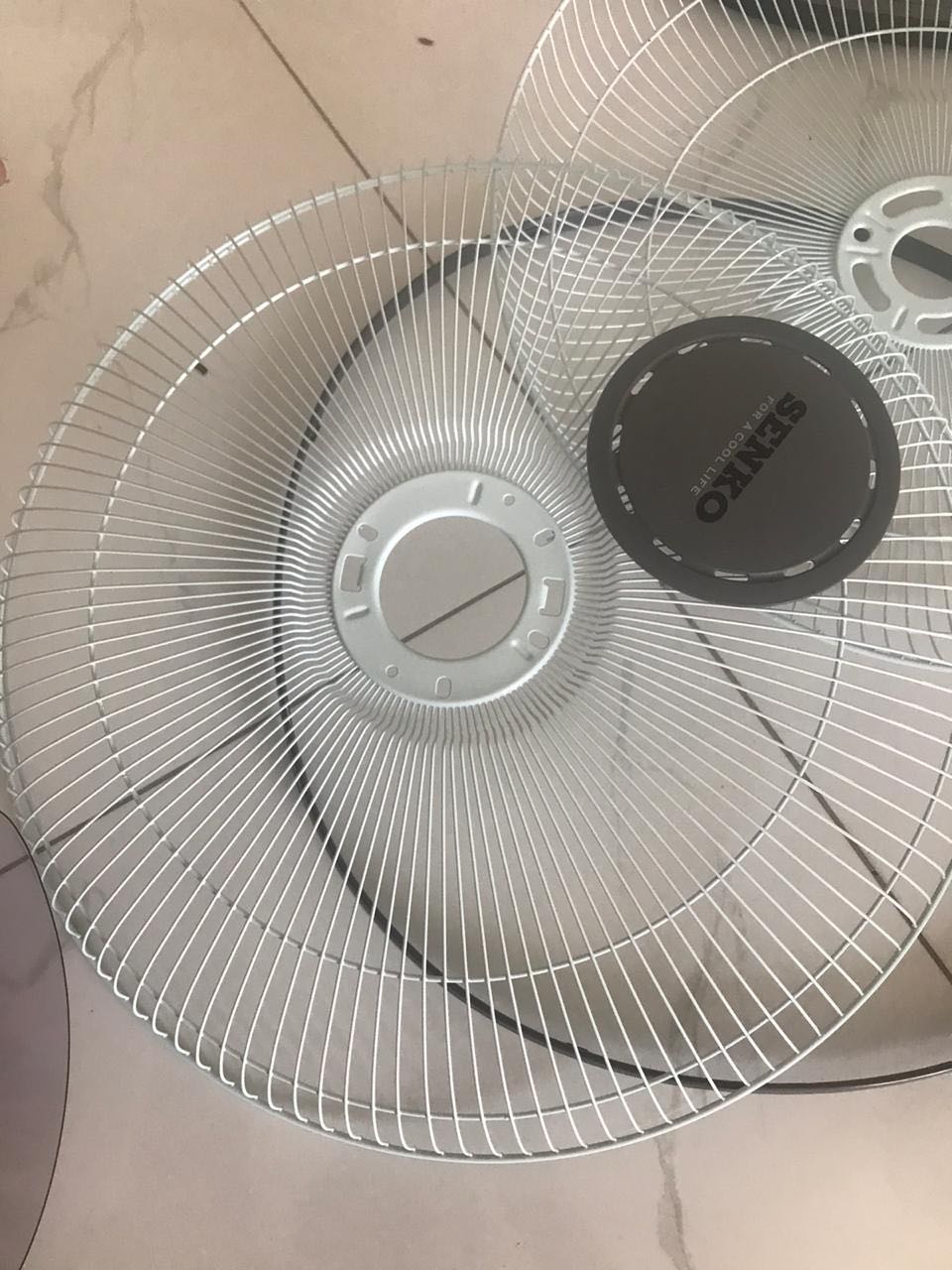 Mình rất thích hãng quạt này vì mình đã mua 2 cái dung,1cái dùng được 2 năm bị hư nên mình mua cái mới.Ko hiểu chủ Shop làm ăn kiểu gì ngày Tết mà bán cho cái quạt gãy luôn cái nắp như này,may mà mình chưa vứt cái cũ đi lấy về lắp thay thế.Bạn bán làm ơn có tâm chút,nếu hết hàng thì đừng giao nữa để mình mua chỗ khác.